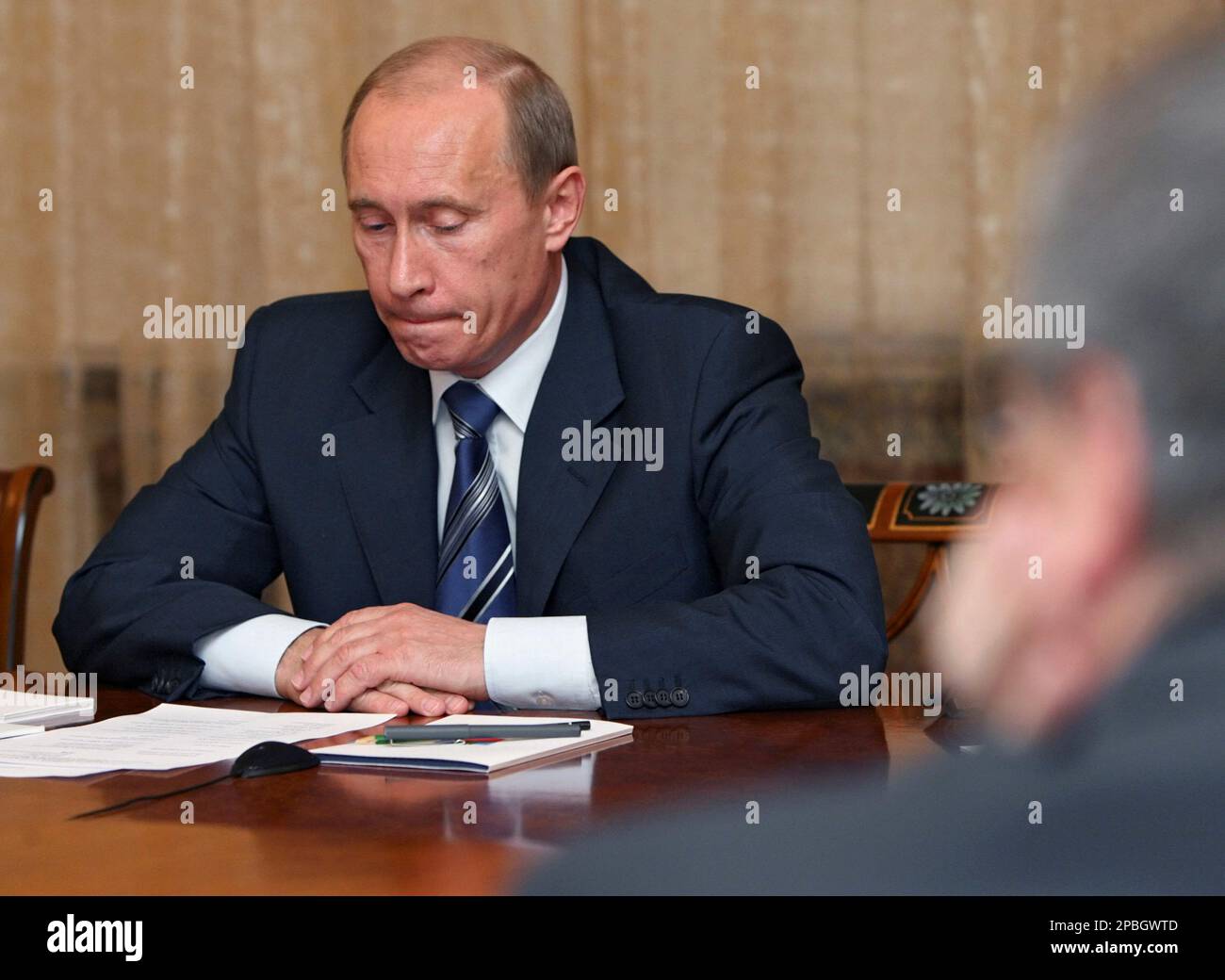 Russian President Vladimir Putin seen at his meeting with German Foreign Minister Frank-Walter Steinmeier in the Novo-Ogaryovo residence outside Moscow, Tuesday, May 15, 2007. German Foreign Minister Frank-Walter Steinmeier said Tuesday that Russia and the European Union must work to prevent the escalation of disputes that are marring their relationship. (AP Photo/Sergei Chirikov, Pool) Banque D'Images