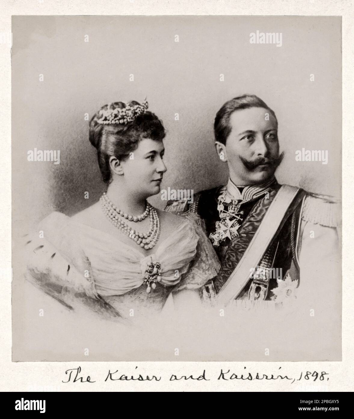 1898 CA : l'empereur GUILLAUME II ( Guglielmo II ) HOHENZOLLERN , roi de Prusse, empereur d'Allemagne ( 1859 - 1941 ) , petit-fils de la reine Victoria d'Angleterre . Marié avec Kaizerin Auguste Viktoria ( 1858 - 1921 ) . Elle était la fille aînée de Frédéric VIII , duc du Schleswig-Holstein et de la princesse Adelheid de Hohenlohe-Langenburg . Ses grands-parents maternels étaient Ernst Christian Carl IV duc de Hohenlohe-Langenburg et la princesse Feodora de Leiningen , demi-sœur de la reine Victoria . - ROYALTIES - NOBLESSE - Nobiltà - médailles - medaglie - medaglia - uniforme militaire - divisa militar Banque D'Images