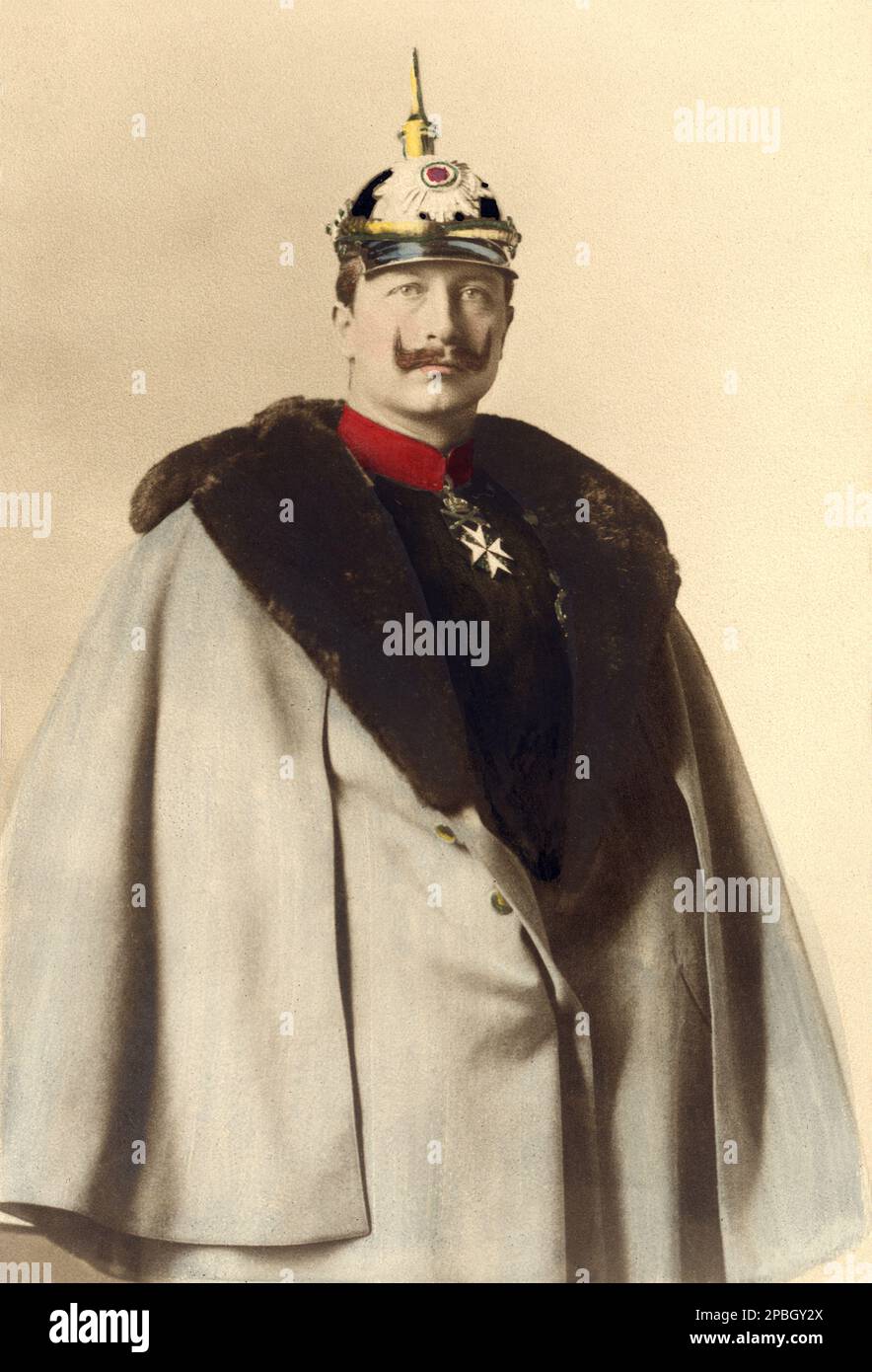 1900 CA, ALLEMAGNE : le Kaiser WILHELM II ( Guglielmo II ) HOHENZOLLERN , roi de Prusse, empereur d'Allemagne ( 1859 - 1941 ) , petit-fils de la reine Victoria d'Angleterre . - REALI - ROYALTIES - NOBLESSE - Nobiltà - chapeau - casque - elmetto - medaglia - médailles - medaglie - fourrure - pelliccia - collier - colletto - BELLE EPOQUE - bachigi - moustache - mantello - manteau - uniforme militaire - divisa militare ---- Archivio GBB Banque D'Images