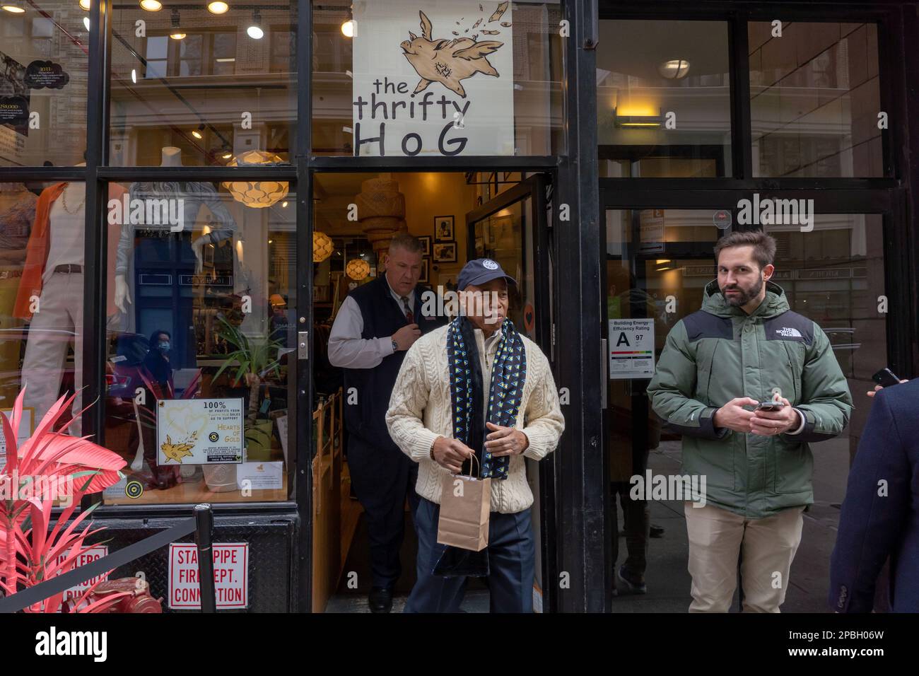 NEW YORK, NEW YORK 12 MARS : le maire de New York, Eric Adams, quitte le magasin Thrifty Hog après avoir fait ses courses sur 12 mars 2023 à New York. Le maire de New York, Eric Adams, et le commissaire du ministère des Transports de la ville de New York, Ydanis Rodriguez, ont lancé aujourd'hui la construction d'une nouvelle phase du plan « Broadway Vision » de l'administration, qui créera de nouveaux espaces publics et rendra les rues plus sûres entre Madison Square et Herald Square à Manhattan. Banque D'Images