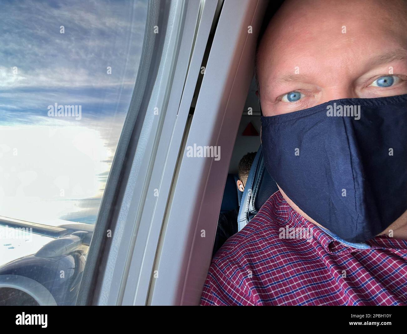 Pandemic Airline passager en vol pendant COVID-19 pour les voyages de loisirs et de tourisme Banque D'Images