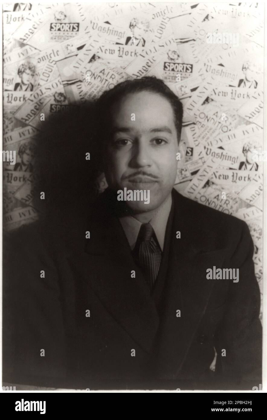 1936 , New York , Etats-Unis ; le poète américain noir LANGSTON HUGHES (Joplin, Missouri 1902 – 1967 ) . Photo de CARL VAN VECHTEN ( 1880 - 1964 ) . POETA - POÉSIE - POÉSIE - LETTERATURA - LITTÉRATURE - letterato - GAY - homosexuel - Homosexualité - omosessualità - LGBT - GLTB - Omosessuale - portrait - ritratto - maledetto - maudit - bohemien - bachili - HARLEM RENAISSANCE - poésie américaine moderne ---- NE PAS FAIRE DE PUBLICITÉ PUBBLICITARY UTILISATION --- NON PAR USO PUBBLICITARIO ----- Archivio GBB Banque D'Images