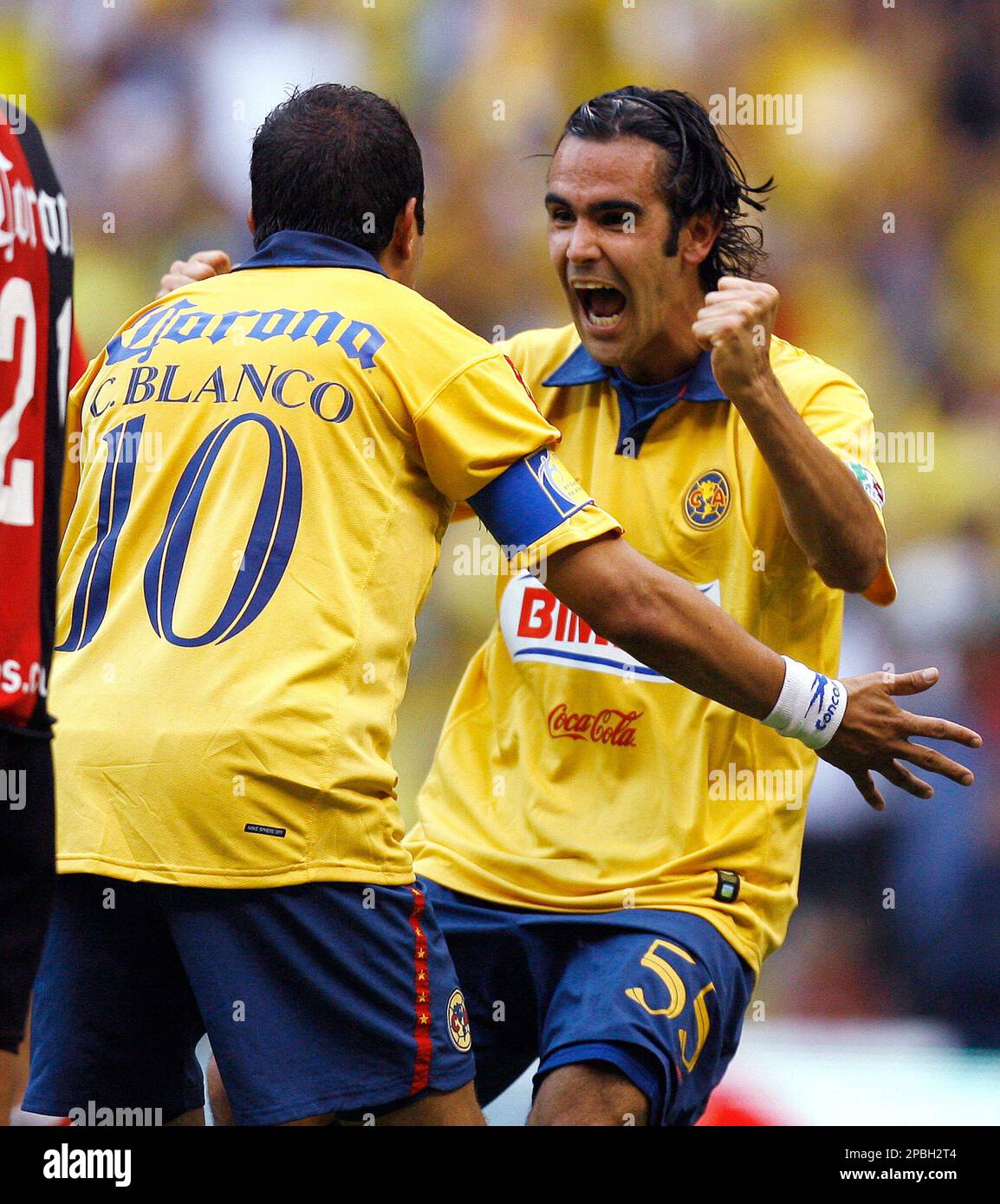 America's Santiago Fernandez, right, celebrates with his teammate Cuauhtemoc Blanco after scoring against Atlas during a Mexican soccer league match in Mexico City, Sunday, May 13, 2007. ( AP Photo/ Claudio Cruz) Banque D'Images
