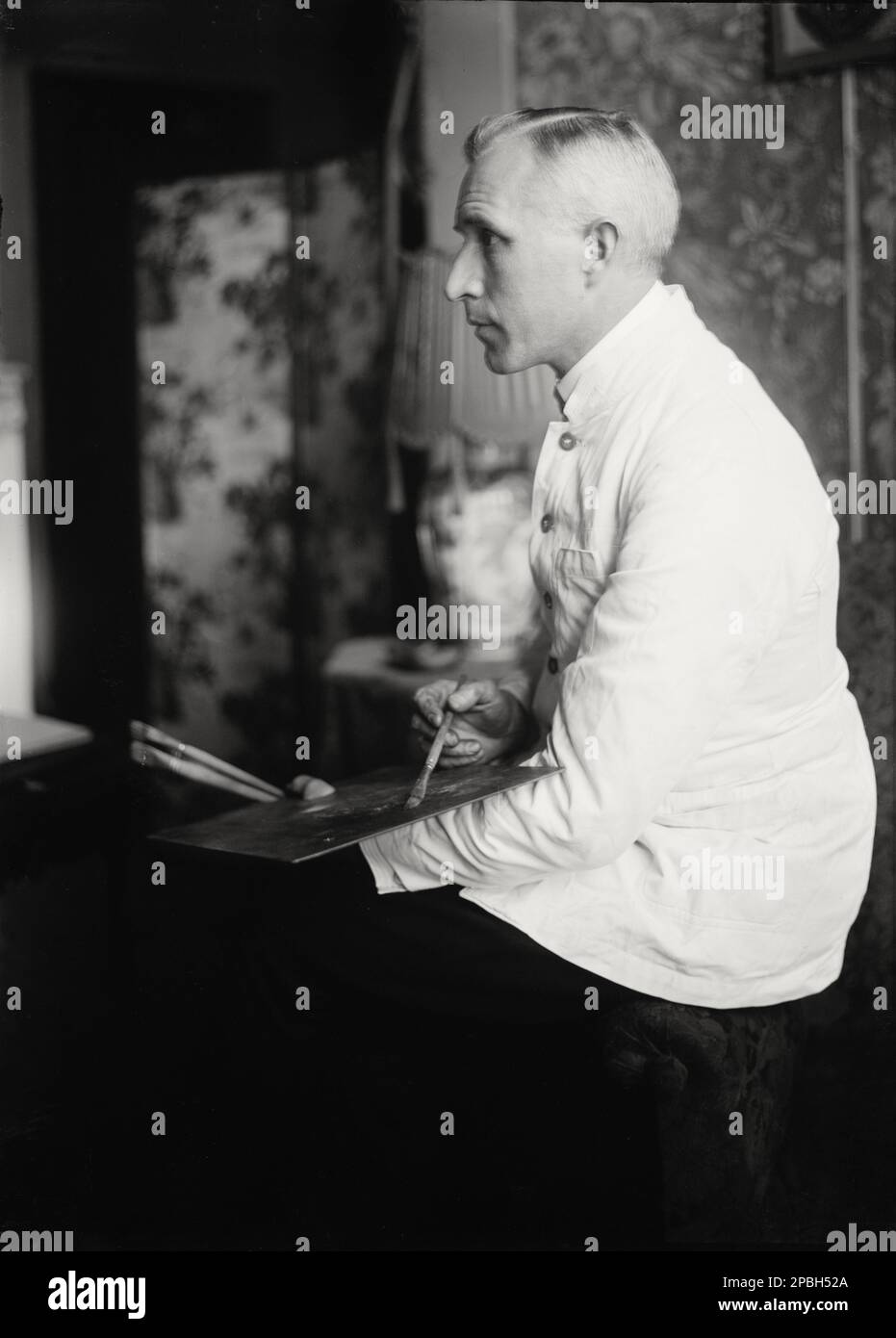 1923 CA , New York , Etats-Unis : le peintre autrichien ERNST LINNENKAMP ( 1885 - ) au travail - ARTS VISUELS - ARTI VISIVE - ARTE - PITTURA - PITTORE - profilo - profil - tavolozza - pennelli ---- Archivio GBB Banque D'Images
