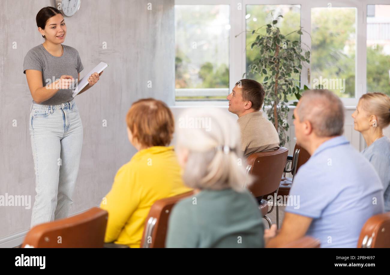 Jeune enseignante expliquant sujet à des étudiants matures Banque D'Images