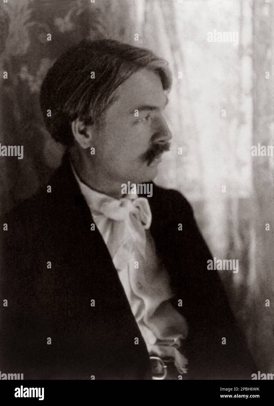 1906 : Edward Alexander MacDowell ( New York, 1860 - 1908 ) , photo d'Estelle Huntington Huggins (née en 1870) . MacDowell était un compositeur et pianiste américain de la période romantique, plus connu pour son second concerto pour piano et ses suites pour piano « Woodland Sketches », « ea Pieces » et « New England Idyllls ». 'Woodland Sketches' comprend son petit morceau le plus populaire, 'to a Wild Rose' - COMPOSIORE - OPERA LIRICA - CLASSICA - CLASSIQUE - PORTRAIT - RITRATTO - USA - profilo - profil - fiocco - noeud papillon - Cravatta - bachigi - moustache - MUSICA - MUSIQUE --- ARCHIVIO GBB Banque D'Images