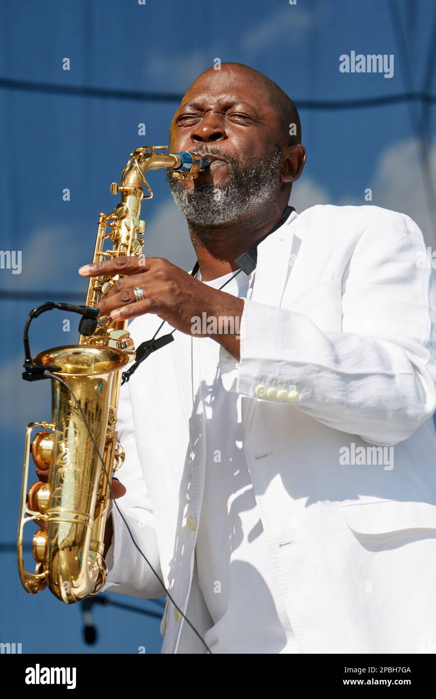 Miami Gardens, Floride, États-Unis. 12th mars 2023. Scène principale : Mike Phillips lors du festival de musique Jazz in the Gardens au Hard Rock Stadium de Miami Gardens, FL. Credit: Yaroslav Sabitov/Oui Market Media/Alamy Live News Banque D'Images