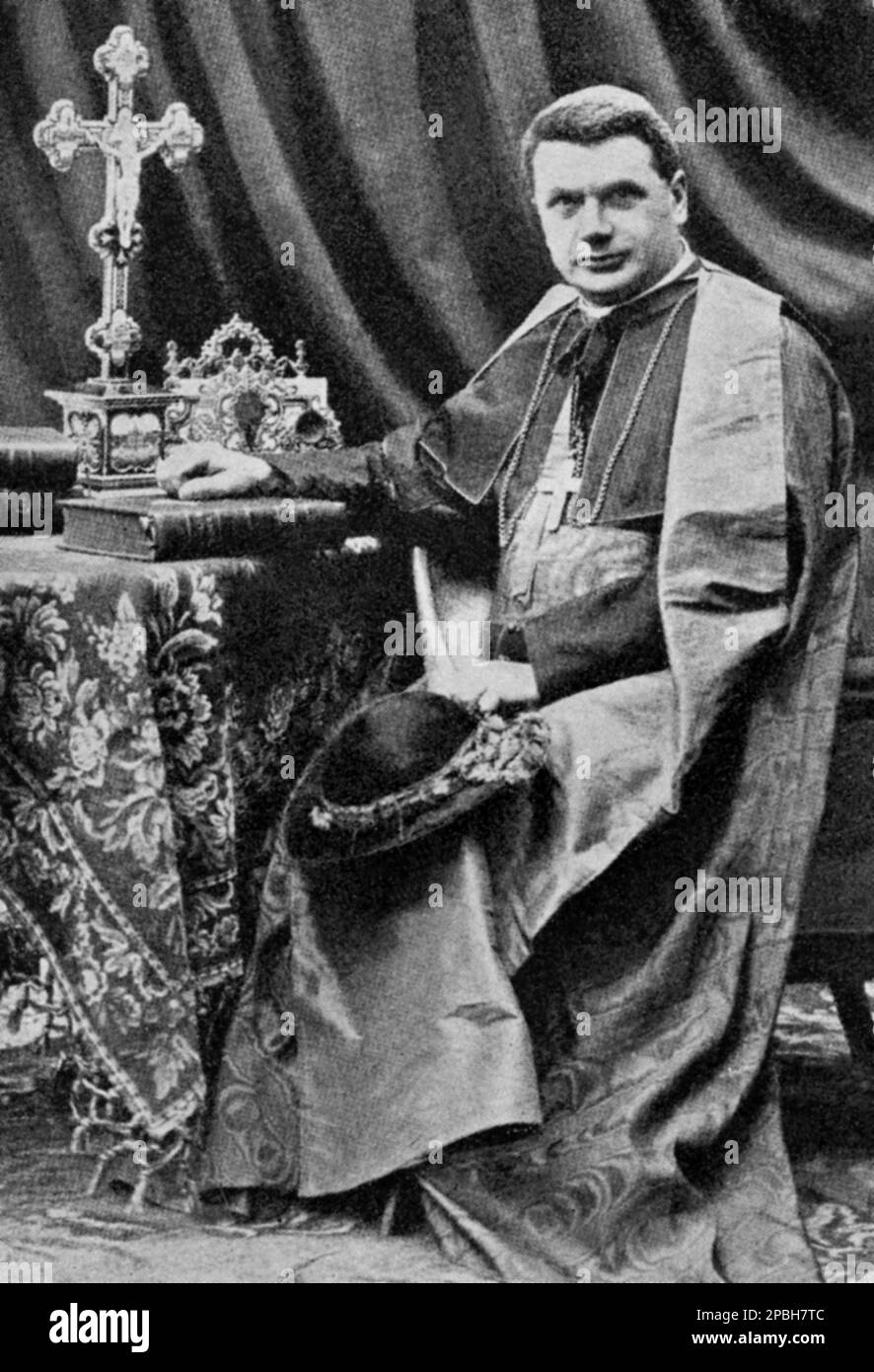 1914 ca : l'astronome italien et le prélat cardinal PIETRO MAFFI ( Corteolona 1858 – Pise 1931 ). Il a servi comme archevêque de Pise de 1903 jusqu'à sa mort, et a été élevé au cardinalate en 1907. Il a été élevé au grade de Chamberlain privé de sa Sainteté la même année, et a enseigné la philosophie et les sciences au séminaire de Pavie, dont il a également été recteur. Maffi a fondé l'observatoire météorologique et le Musée d'Histoire naturelle de Pavie, ainsi que le directeur et l'éditeur de Rivista di scienze fisiche e matematiche. Plus tard, Maffi a été nommé Pro-Vicaire général de Pavie A. Banque D'Images