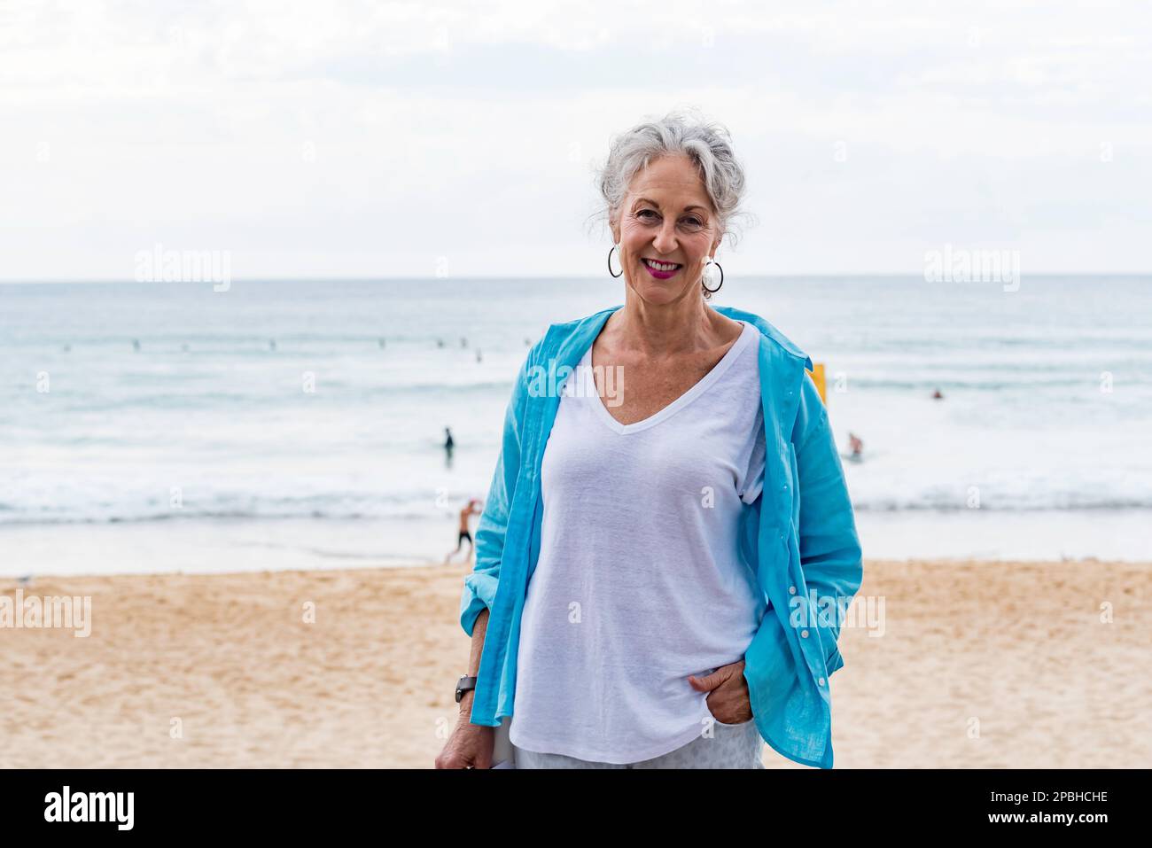 Elizabeth Farrelly, candidate au Conseil législatif à l'élection de l'État de 25 mars 2023 en Nouvelle-Galles du Sud, avant une manifestation de Save the koalas à Manly Banque D'Images
