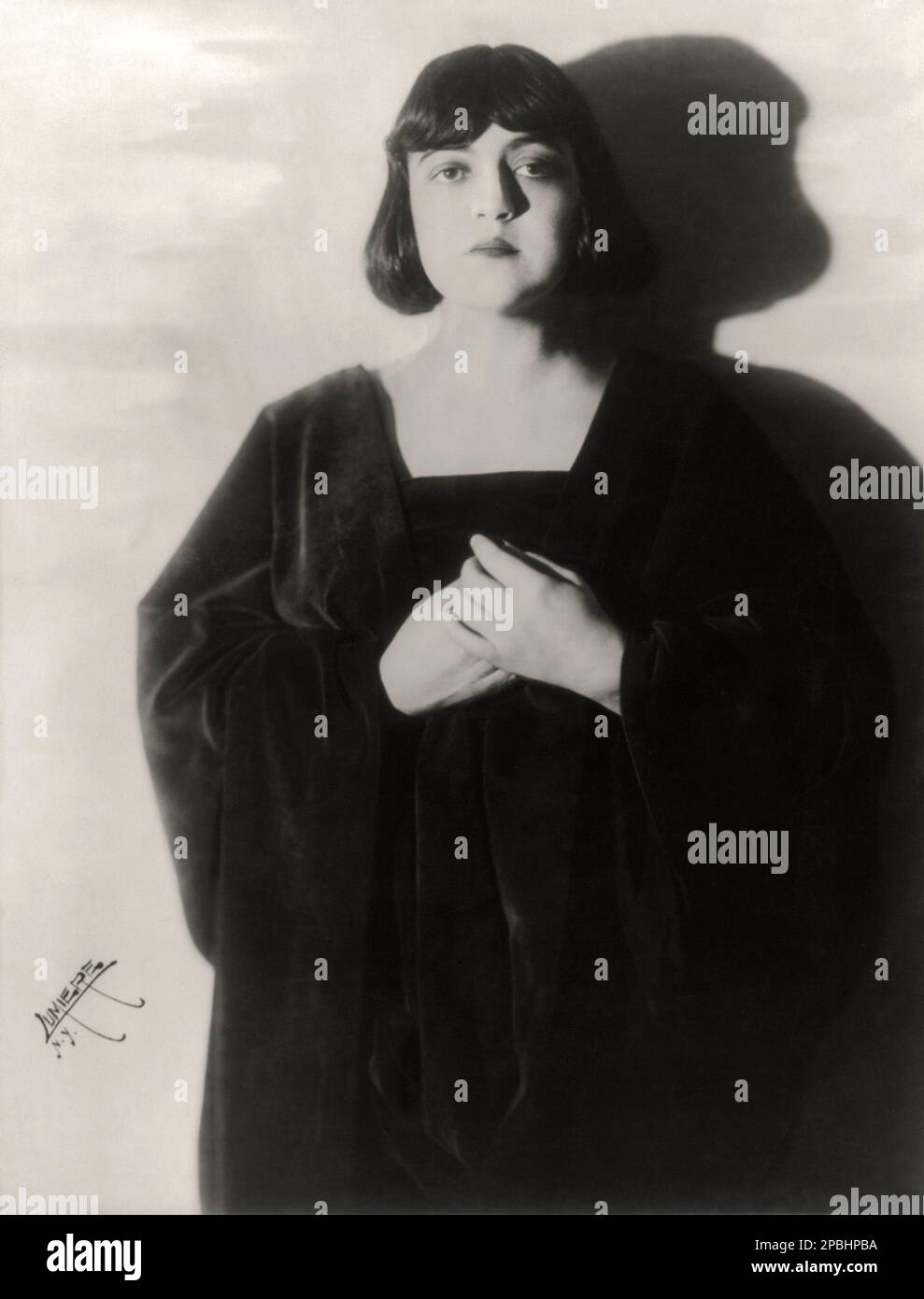 1919 , 20 juin , New York , Etats-Unis : la célèbre chanteuse soprano américaine ROSA PONSELLE ( 1897 – 1981 ). Photo de Lumiere, New York . Elle est née Rose Melba Ponzillo sur 22 janvier 1897, à Meriden, Connecticut, la plus jeune de trois enfants. Ses parents étaient des immigrants napolitains italiens. Rosa avait une voix exceptionnellement mûre à un jeune âge et, au moins dans ses premières années, chanta sur la dotation naturelle avec peu, voire pas, de formation vocale. Elle a chanté dans des maisons de cinéma et des cafés à Meriden et à l'église, et elle est rapidement devenue bien connue localement pour sa voix exceptionnellement belle . Ponselle fou Banque D'Images