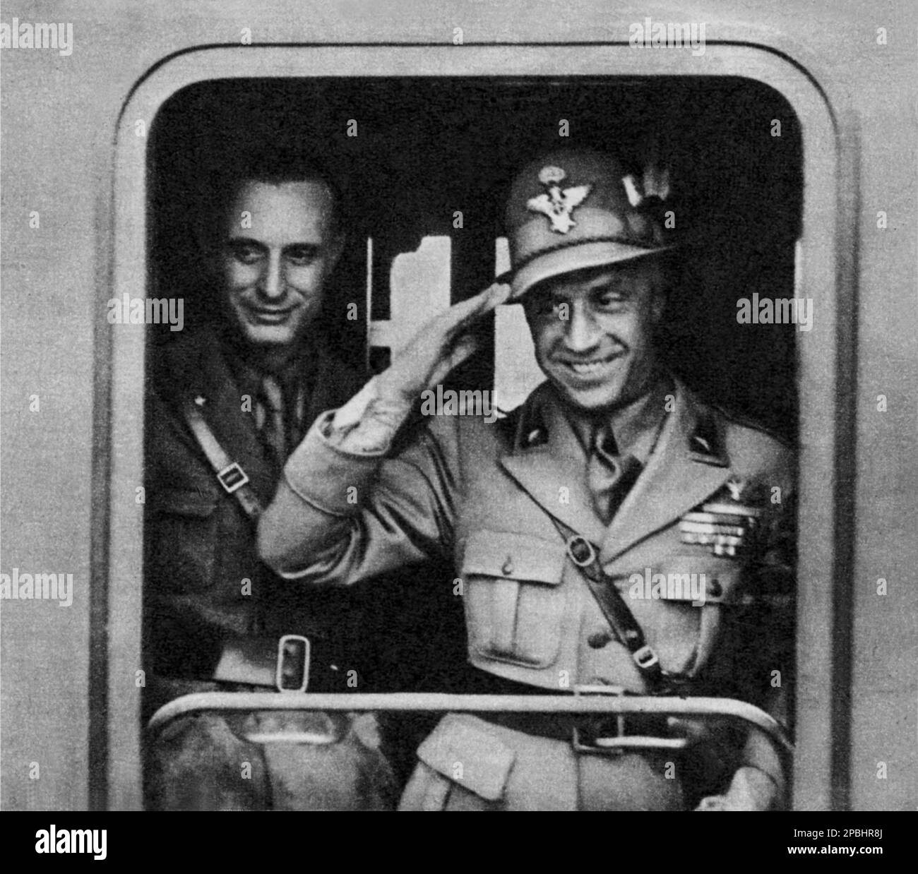 1942 , juillet , ITALIE : le général italien LUIGI REVERBERI ( 1892 - 1954 ) comandant d'Alpini LA TRIDENTINA dirigé vers la Russie front , avec lui le Cappellano DON Carlo GNOCCHI ( 1902 - 1956 ). Sur le front russe sur 26 janvier 1943 se distingue pendant la bataille de Nikolajewka, mettant sauvé 30 000 hommes armés alpins et des milliers d'autres sbandati de diverses nationalités. Pendant la nuit entre 8 et le général 9 septembre Reverberi, a été arrêté par les Allemands à Bressanone et envoyé au camp de concentration pour les officiers Posen dans l'est de l'Allemagne. Deux mois après son transfert à Vittel, FR Banque D'Images