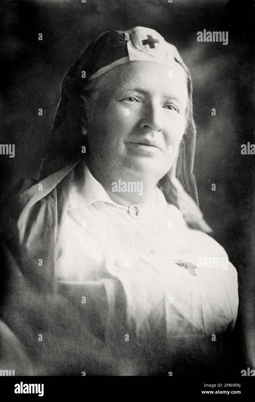 1920 , USA : Alice Mary Robertson ( 1854 – 1931 ) en uniforme de la Croix-Rouge , était une éducatrice américaine, une travailleuse sociale, un fonctionnaire du gouvernement et un homme politique qui est devenue la deuxième femme à servir au Congrès des États-Unis, et la première de l'État de l'Oklahoma. - Foto storiche - foto storica - portrait - ritrato - PEDAGOGIA - PEDAGOGO - Pedagoga - EDUCATORE - EDUCAZIONE - EDUCATRICE - donna anziana vecchia - ancienne femme - POLITICA - POLITICIEN - POLITIQUE - POLICO DONNA - CROCE ROSSA - Archicrocerossio - GBB- Archivio- Banque D'Images