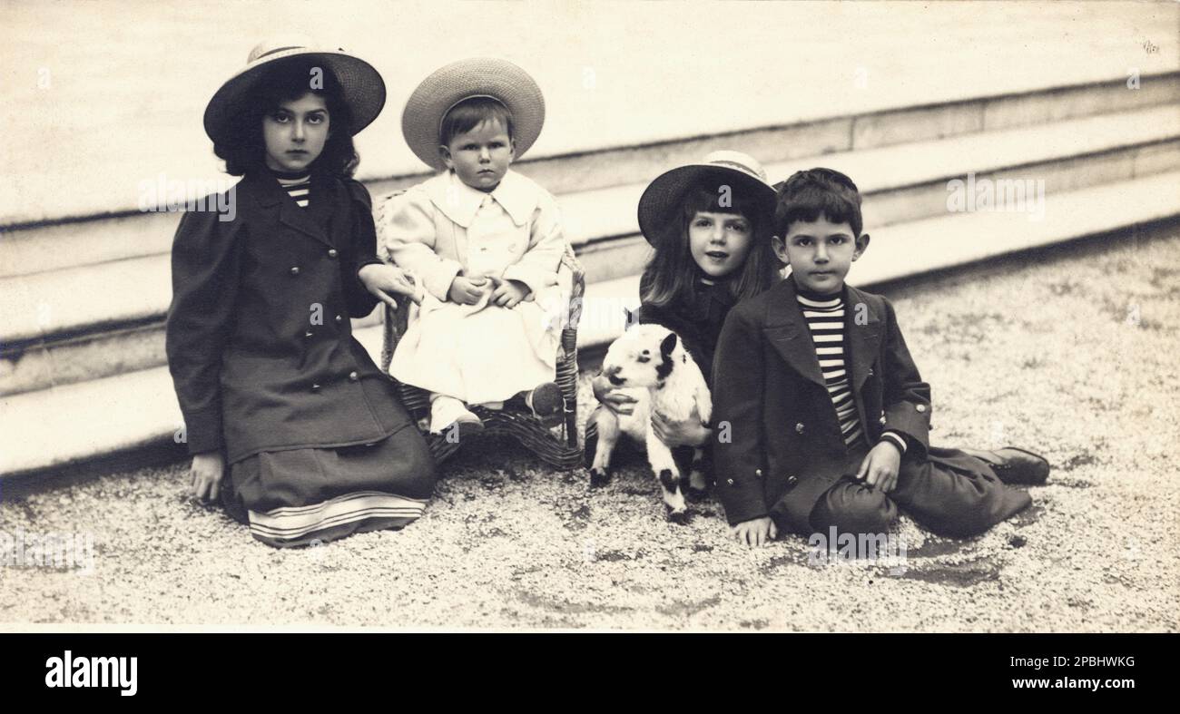 1908 CA, Italie : l'italien UMBERTO di SAVOIA prince de Piémont ( 1904 - 1983 ) , plus tard Roi d'Italie UMBERTO II , fils du Roi d'Italie VITTORIO EMANUELE III et de la Reine ELENA ( du Monténégro ). Sur cette photo avec les sœurs : (de gauche à droite) IOLANDA ( 1901 - 1986 ), GIOVANNA ( 1907 - 2000 ) et MAFALDA ( 1902 - 1944 ) . Photo Luckesi , Roma - ITALIA - CASA SAVOIA - REALI - Nobiltà ITALIANA - SAVOY - NOBLESSE - ROYALTIES - HISTOIRE - FOTO STORICHE - royalties - nobili - Nogiltà - principe reale - portrait - ritratto - vestito alla marinara - marinaretta - marinaio - marine - marin Banque D'Images