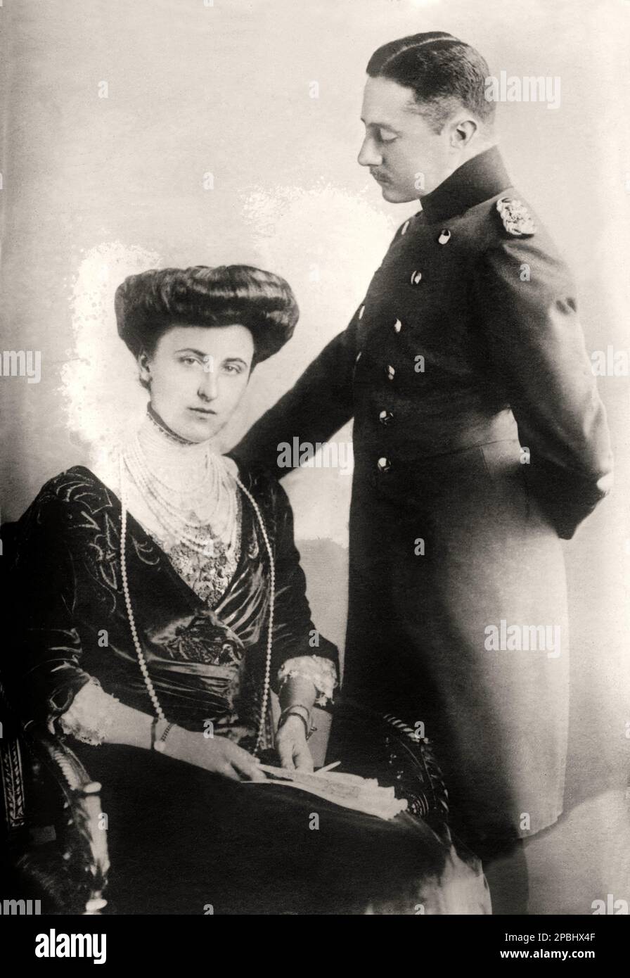 1910 CA : le Grand-duc allemand WILHELM ERNST de SACHSEN WEIMAR EISENACH ( 1876 - 1923 ) avec la femme Feodora de Saxe-Meiigen . Il est né à Weimar, le fils aîné de Karl August de Saxe-Weimar-Eisenach ( 1844 - 1894 ), le Grand-Duc héréditaire, et sa femme Pauline de Saxe-Weimar-Eisenach ( un lointain cousins ). Wilhelm Ernst succède à son grand-père Karl Alexander comme grand-duc le 5 janvier 1901 alors que son père l'avait précédé. Wilhelm Ernst crée le nouvel État de Weimar en direction de Hans Olde, Henry van de Velde et Adolf Brutt. Il a également renouvelé l'Université de Jena par Theo Banque D'Images