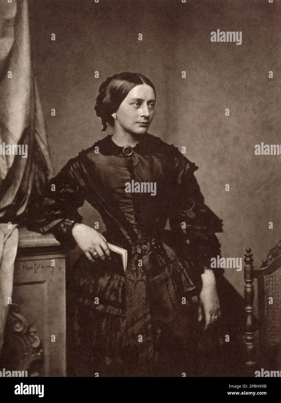 1845 ca : le pianiste et compositeur allemand CLARA SCHUMANN ( née WIECK , 1819 - 1896 ), photo de Franz Hanfstaengl . Femme de Robert Schumann , qui a utilisé certaines de ses mélodies pour sa composition. Elle a composé un concerto pour piano fin et quelques chansons et chansons pour piano seul. Elle a été l'une des plus remarquables pianiste de son temps - COMPOSIORE - OPERA LIRICA - CLASSICA - CLASSIQUE - PORTRAIT - RITRATTO - MUSICISTA - MUSICA - livre - librare - lecteur - lettrice - lettore -- ARCHIVIO GBB Banque D'Images