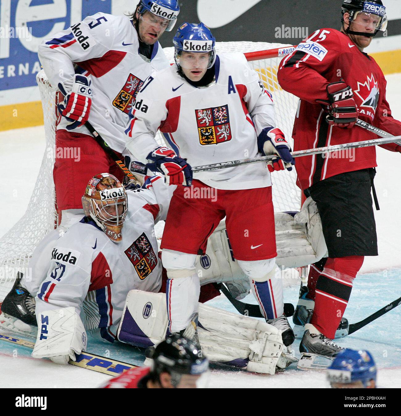 Czech Republic's Michal Barinka, top left, Jaroslav Hlinka, center, and goalie Roman Chechmanek, bottom, block the goal as they struggle with Canada's Jason Chimera during their World Ice Hockey championship match in the town of Mytischi, outside Moscow, Sunday, May 6, 2007. (AP Photo/Ivan Sekretarev) Banque D'Images