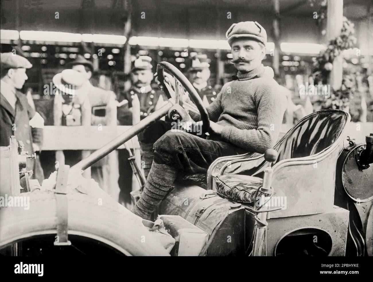 1908 , 18 mai, ITALIE : Targa Florio auto race , Edition 2nd , le gagnant VINCENZO TRUCCO sur ISOTTA FRASCHINI . Vincenzo Trucco était un pilote de course de Milan, en 1908 a gagné le Targa Florio et a participé à Indy 500 en 1913 . Trucco était également ami et mentor d'Alfieri Maserati , Avec qui il a breveté bougie automobile - SPORT - AUTOMOBILISMO - gara Bélilistica - AUTOMOBILE - corsa - AUTO - VOITURE - PHOTO D'HISTOIRE - FOTO STORICA STORICHE - Targa-Floro - bachigi - moustache - chapeau - cappello - fustagno - velours - velluto - zuava - BELLE EPOQUE ---- Archivio GBB Banque D'Images