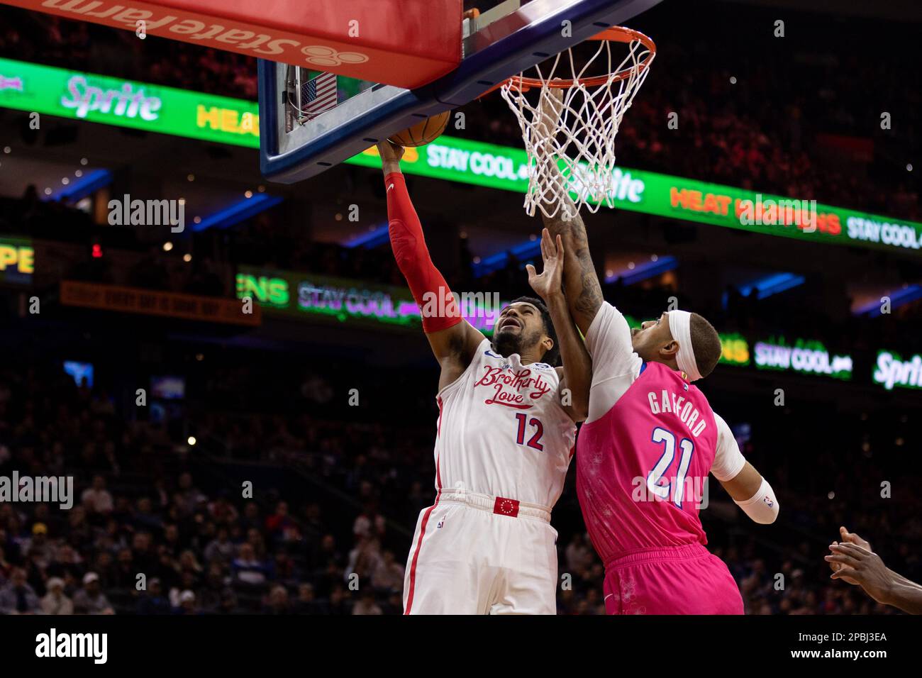 11 mars 2023, Philadelphie, PA, États-Unis d'Amérique : Philadelphie,  États-Unis d'Amérique, 12 mars 2023 : Tobias Harris (12 Sixers) marque un  panier lors du match de la Ligue nationale de basket-ball entre