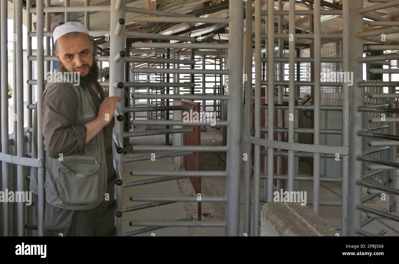 A Palestinian man walks through a turnstile at the Hawara checkpoint outside the West Bank town of Nablus, Friday, May, 4, 2007. The U.S. has submitted a document with deadlines for easing Palestinian movement and improving Israeli security, including removing Israeli roadblocks in the West Bank and halting Palestinian rocket fire, the chief Palestinian negotiator Saeb Erekat said Friday.(AP Photo/Nasser Ishtayeh) Banque D'Images