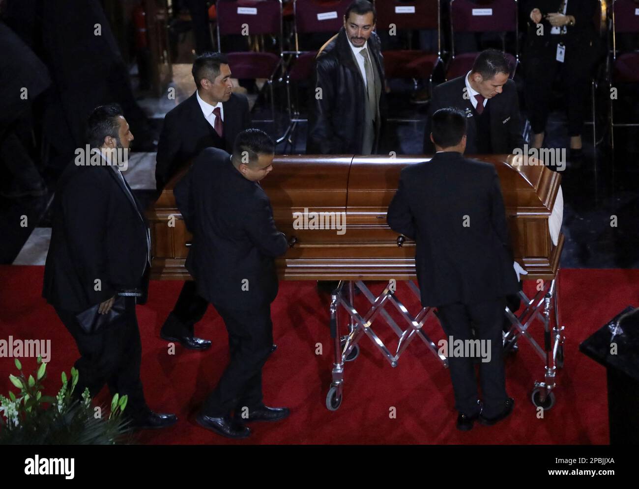 Les membres d'un service funéraire portent le cercueil de feu l'acteur mexicain Ignacio Lopez Tarso, un vétéran de l'âge d'or du cinéma mexicain dans le Palais Bellas Artes à Mexico, Mexique 12 mars 2023. REUTERS/Luis Cortes Banque D'Images