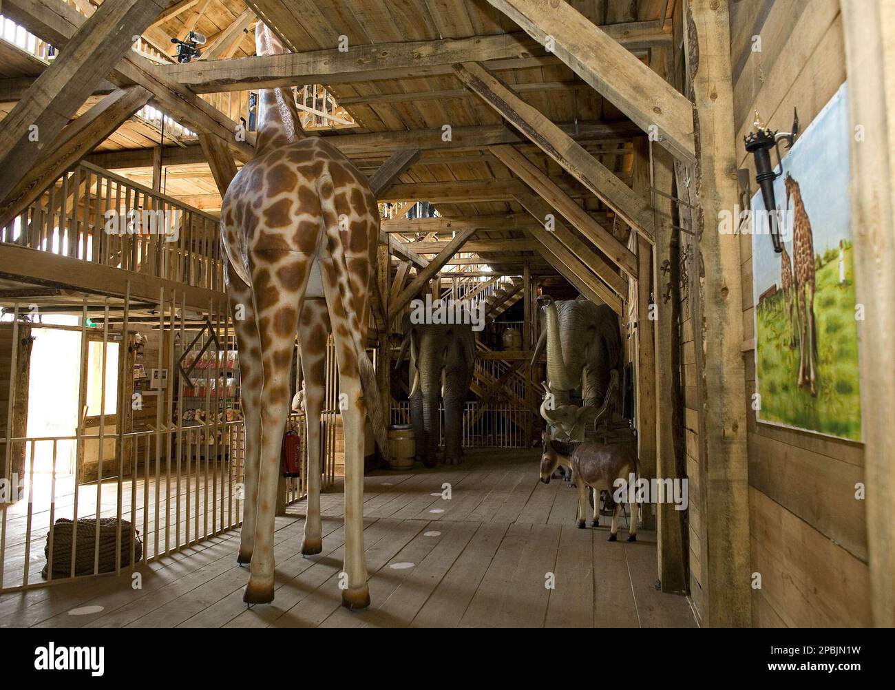 A life size model of a giraffe is seen in a replica of Noah's Ark, built by Dutchman Johan Huibers, in the town of Schagen, Netherlands, Saturday April 28, 2007. Huibers built the ark as a testament to his faith in the literal truth of the bible, and it will sail to cities in Netherlands, Germany and Belgium in the coming months carrying live and stuffed animals, as well as religious information. (AP Photo/Rob Keeris) Banque D'Images