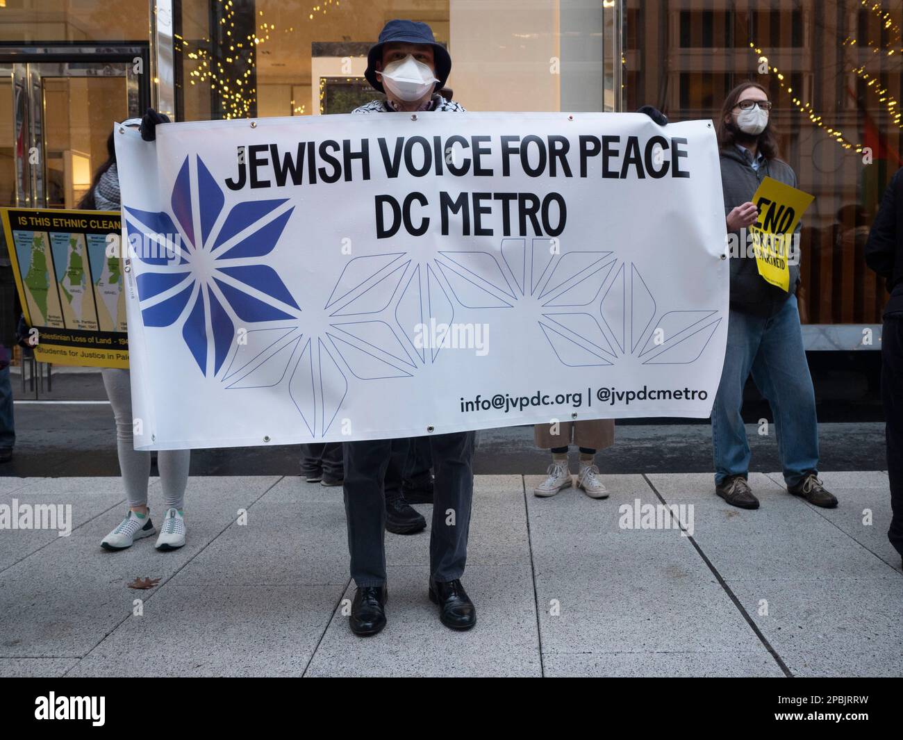 12 mars 2023, Washington, District de Columbia, Etats-Unis: Des partisans de la démocratie israélienne se sont réunis pour protester IsraelÃs contre la comparution du ministre de la Défense et des Finances, Bezalel Smotrich, lors du gala des obligations israéliennes à Washington, DC, et les actions entreprises par le gouvernement israélien en vue de l'annexion complète de la Cisjordanie. Le rassemblement a été organisé par un groupe appelé UnXeptable - Saving the Israeli Democracy. (Credit image: © Sue Dorfman/ZUMA Press Wire) USAGE ÉDITORIAL SEULEMENT! Non destiné À un usage commercial ! Banque D'Images