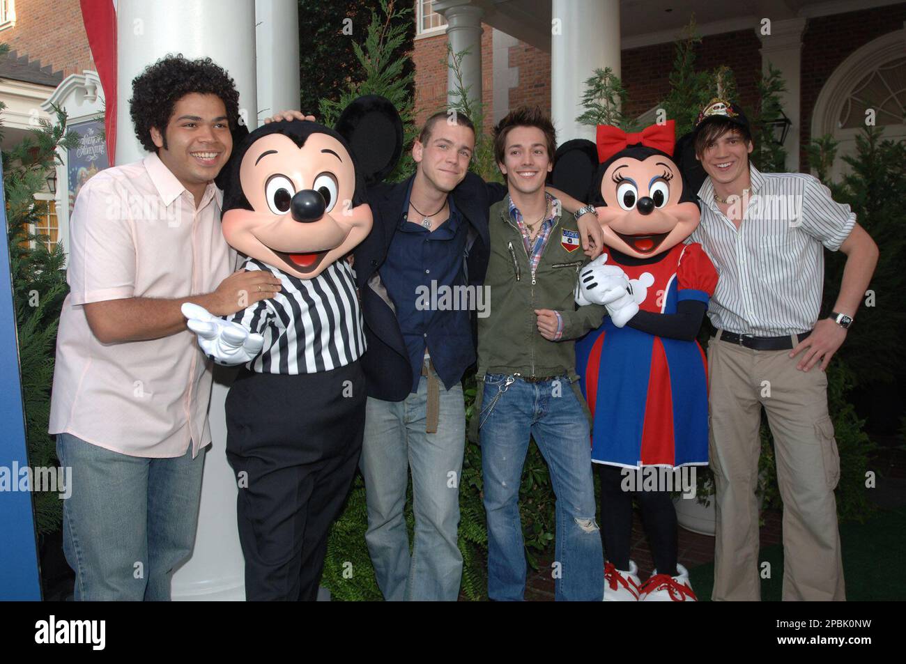 Robson Nunez, of Brazil, Giulio Rubinelli, of Italy, Roger Gonzalez-Garca, of Mexico, and Bela Klentze, of Germany, from left, pose with Mickey and Minnie Mouse on the green carpet before the Disney Channel Games party in Lake Buena Vista, Fla., Thursday, April 26, 2007. (AP Photo/Phelan M. Ebenhack) Banque D'Images