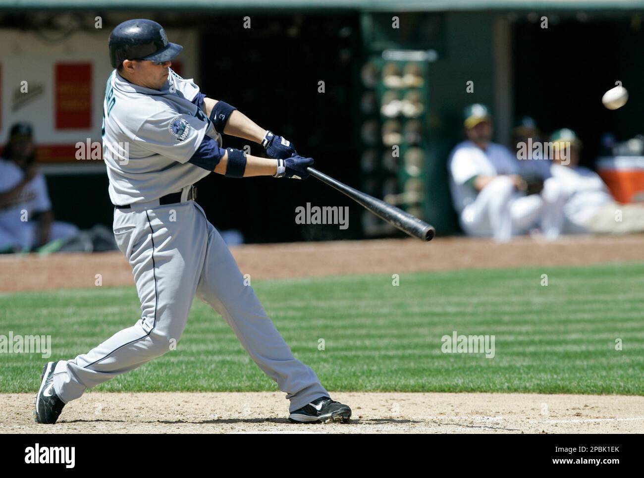 Seattle Mariners designated hitter Jose Vidro drives in a run with a double off Oakland Athletics pitcher Joe Kennedy in the fifth inning of a baseball game in Oakland, Calif. Thursday, April 26, 2007. Seattle won 4-2. (AP Photo/Marcio Jose Sanchez) Banque D'Images