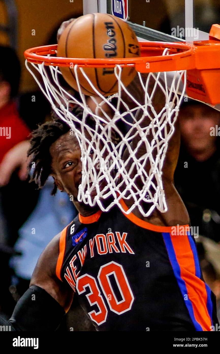 Los Angeles, Californie, États-Unis. 12th mars 2023. New York Knicks avance Julius Randle Ducks contre les Lakers de Los Angeles lors d'un match de basket-ball de la NBA à Crypto.com Arena, dimanche, 12 mars 2023, à Los Angeles. (Credit image: © Ringo Chiu/ZUMA Press Wire) USAGE ÉDITORIAL SEULEMENT! Non destiné À un usage commercial ! Banque D'Images