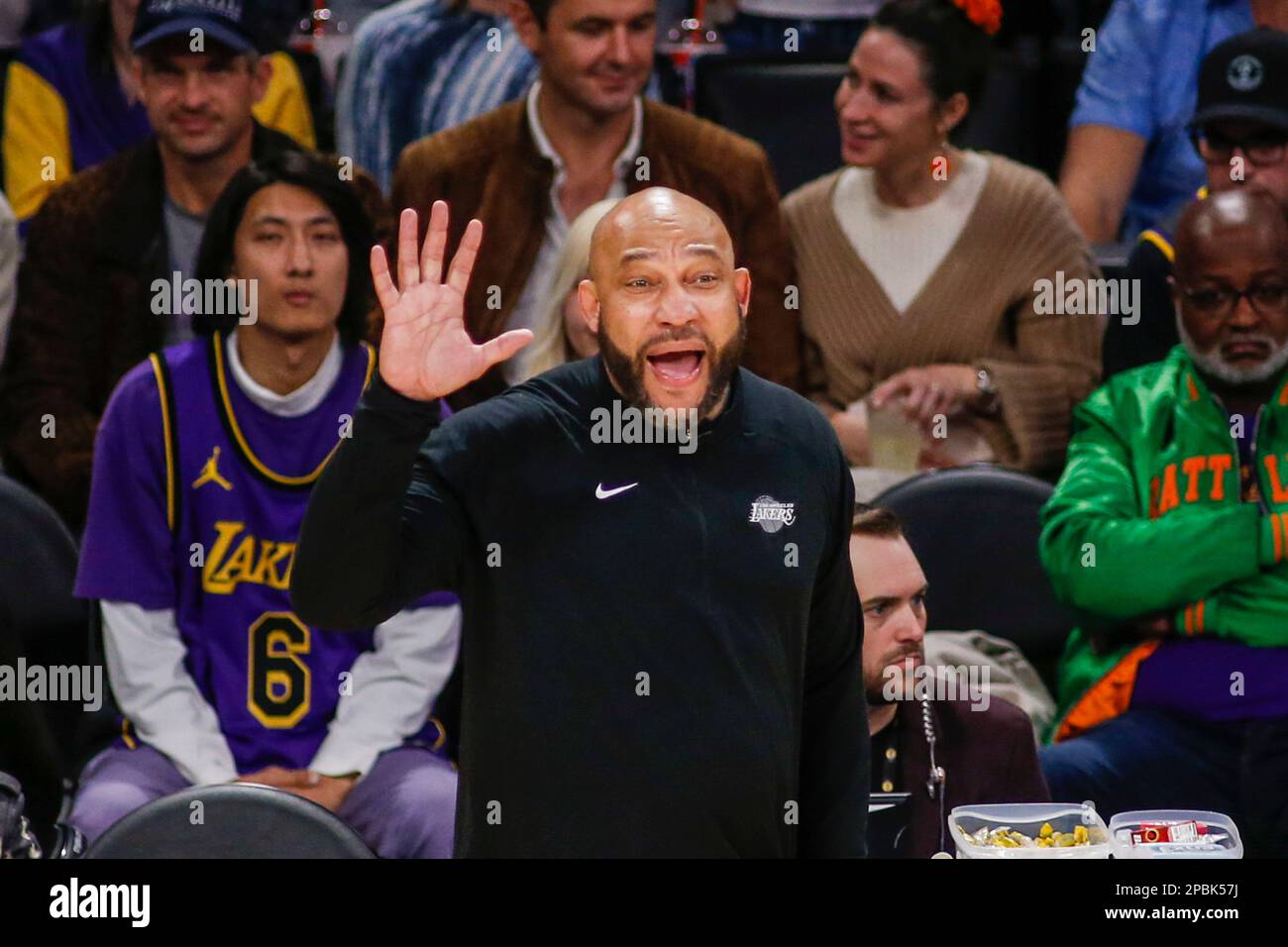 Los Angeles, Californie, États-Unis. 12th mars 2023. Darvin Ham, entraîneur-chef des Lakers de Los Angeles, dirige un match de basket-ball de la NBA contre les New York Knicks à la Crypto.com Arena, dimanche, 12 mars 2023, à Los Angeles. (Credit image: © Ringo Chiu/ZUMA Press Wire) USAGE ÉDITORIAL SEULEMENT! Non destiné À un usage commercial ! Banque D'Images