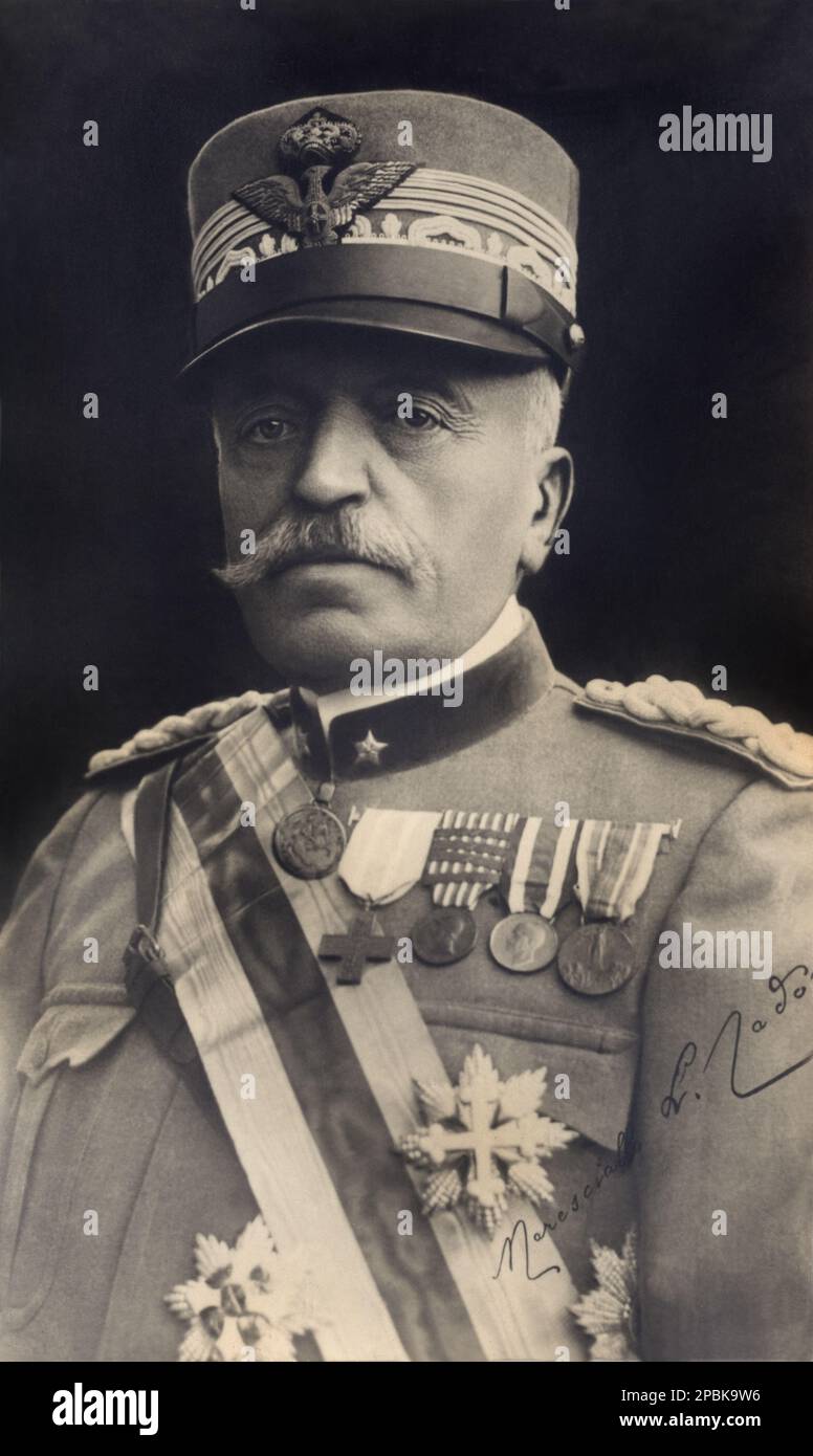 1918 CA : le général italien et un maréchal d'Italie Comte LUIGI CADORNA (1850 - 1928 ) . Chef de chantier, Plus célèbre pour être le commandant en chef de l'armée italienne pendant la première partie de la première Guerre mondiale - Conte - POLITIO - POLITICA - POLITIQUE - UNITA' d'Italia - WWI - LA PREMIÈRE GUERRE MONDIALE - GRANDE GUERRE - GRANDE GUERRA - GUERRA MONDIALE - foto storiche - PRIMA foto storica - portrait - ritratto - bachigi - moustache - uniforme militaire - uniforme divisa militare - Maresciallo d'Italia --- Archivio GBB Banque D'Images