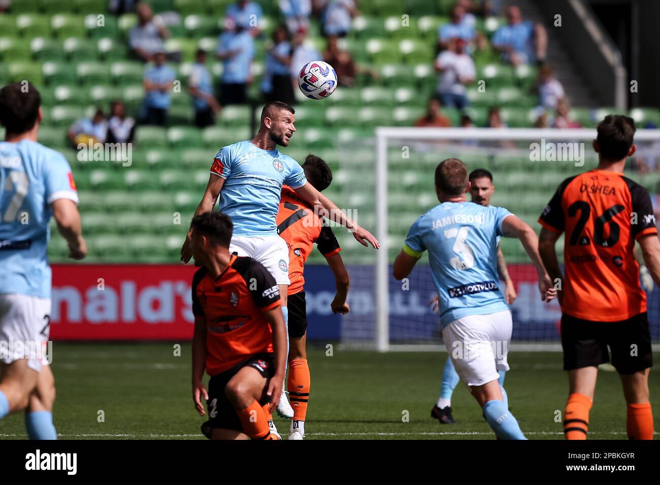 Melbourne, Australie, 12 mars 2023. Valon Berisha, du Melbourne City FC, est à la tête du match de football masculin De La Ligue A entre Melbourne City et Brisbane Roar à l'AAMI Park on 12 mars 2022, à Melbourne, en Australie. Crédit : Dave Helison/Alamy Live News Banque D'Images