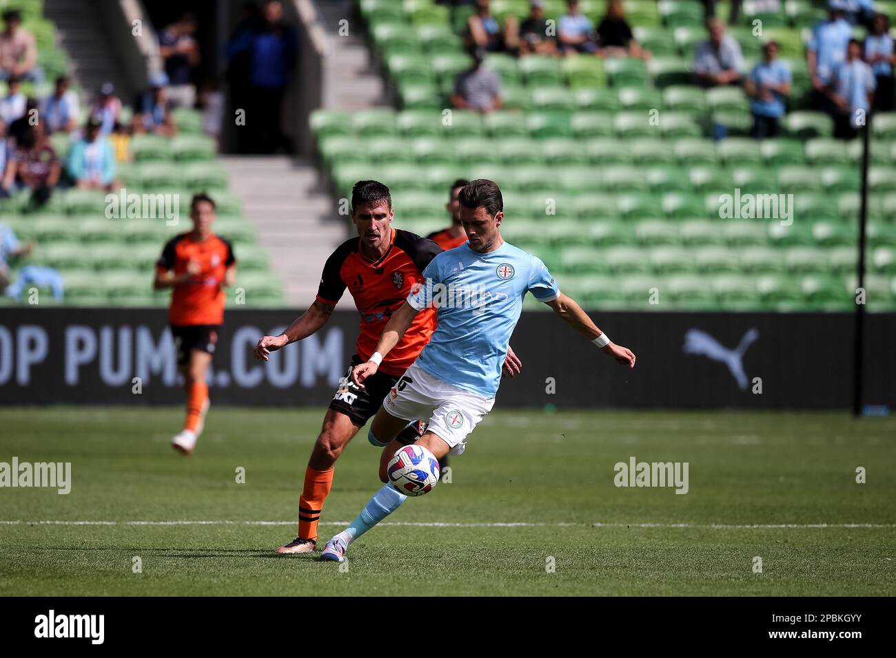 Melbourne, Australie, 12 mars 2023. Thomas Lam du Melbourne City FC contrôle le ballon lors du match De football masculin A-League entre Melbourne City et Brisbane Roar au parc AAMI sur 12 mars 2022 à Melbourne, en Australie. Crédit : Dave Helison/Alamy Live News Banque D'Images