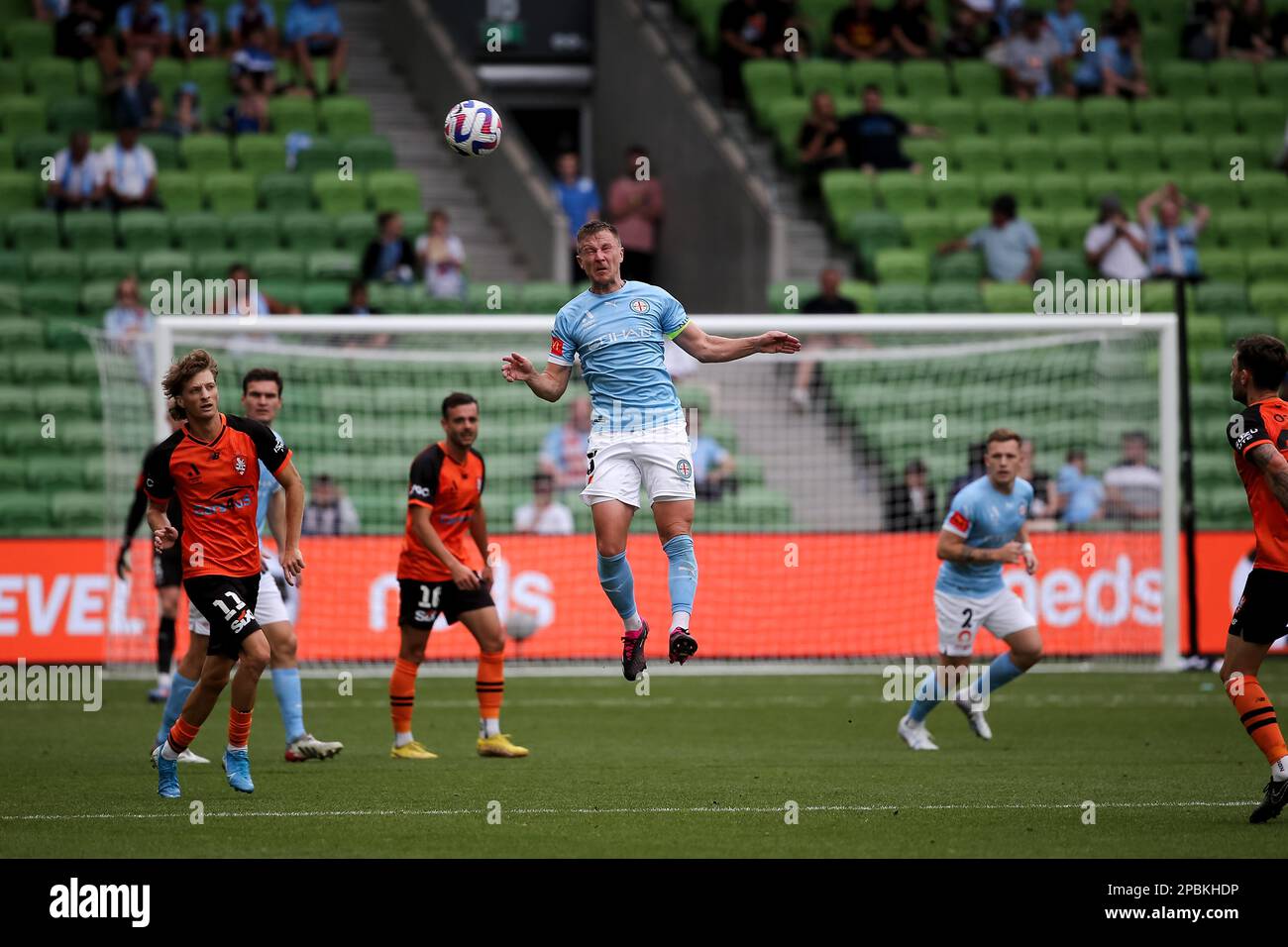 Melbourne, Australie, 12 mars 2023. Scott Jamieson du Melbourne City FC dirige le ballon lors du match De football masculin A-League entre Melbourne City et Brisbane Roar à l'AAMI Park on 12 mars 2022 à Melbourne, en Australie. Crédit : Dave Helison/Alamy Live News Banque D'Images