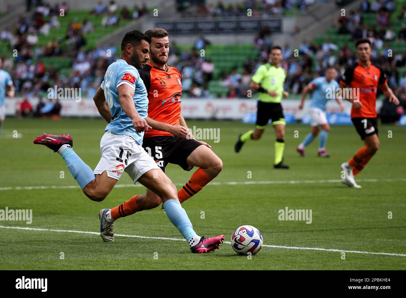 Melbourne, Australie, 12 mars 2023. Andrew Nabbout, du Melbourne City FC, donne la balle devant le roar de Noah Smith, de Brisbane, lors du match De football masculin A-League entre Melbourne City et le roar de Brisbane, à l'AAMI Park on 12 mars 2022, à Melbourne, en Australie. Crédit : Dave Helison/Alamy Live News Banque D'Images