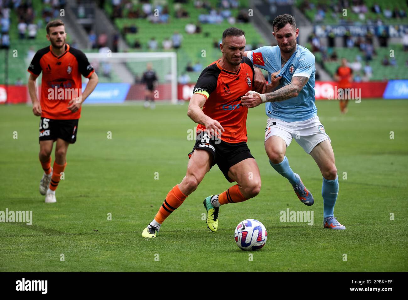 Melbourne, Australie, 12 mars 2023. Tom Aldred, de Brisbane, contrôle le ballon lors du match De football masculin A-League entre Melbourne City et Brisbane Roar à l'AAMI Park on 12 mars 2022 à Melbourne, en Australie. Crédit : Dave Helison/Alamy Live News Banque D'Images