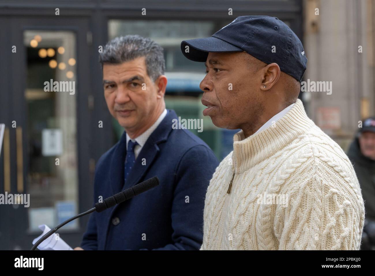 12 mars 2023, New York, New York: (NOUVEAU) le maire Adams lance Une nouvelle phase de la « vision de Broadway ». 12 mars 2023, New York, New York, États-Unis : Le maire de New York, Eric Adams, en présence du commissaire du ministère des Transports de la ville de New York, Ydanis Rodriguez, du congressiste Jerry Nadler, Emily Weidenhoff et James Mettham, s'exprime lors du lancement d'une construction sur une nouvelle phase du plan « Broadway Vision » de l'administration, Qui créera de nouveaux espaces publics et rendra les rues plus sûres entre Madison Square et Herald Square à Manhattan le dimanche (12) à New York. Le maire Banque D'Images