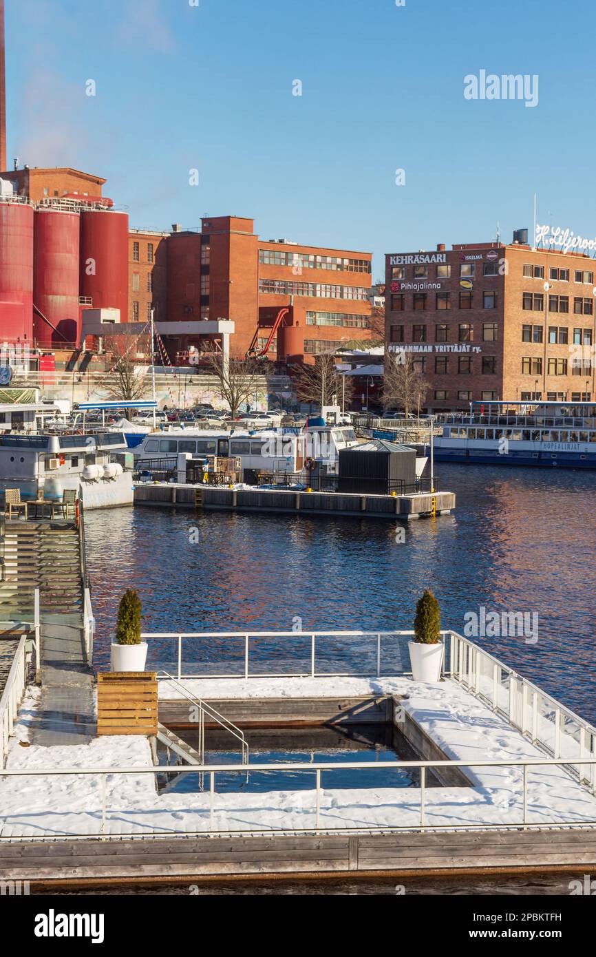 Piscine de glace de Saunaravintola (sauna restaurant) Kuuma sur la place Laukontori à Tampere en Finlande Banque D'Images