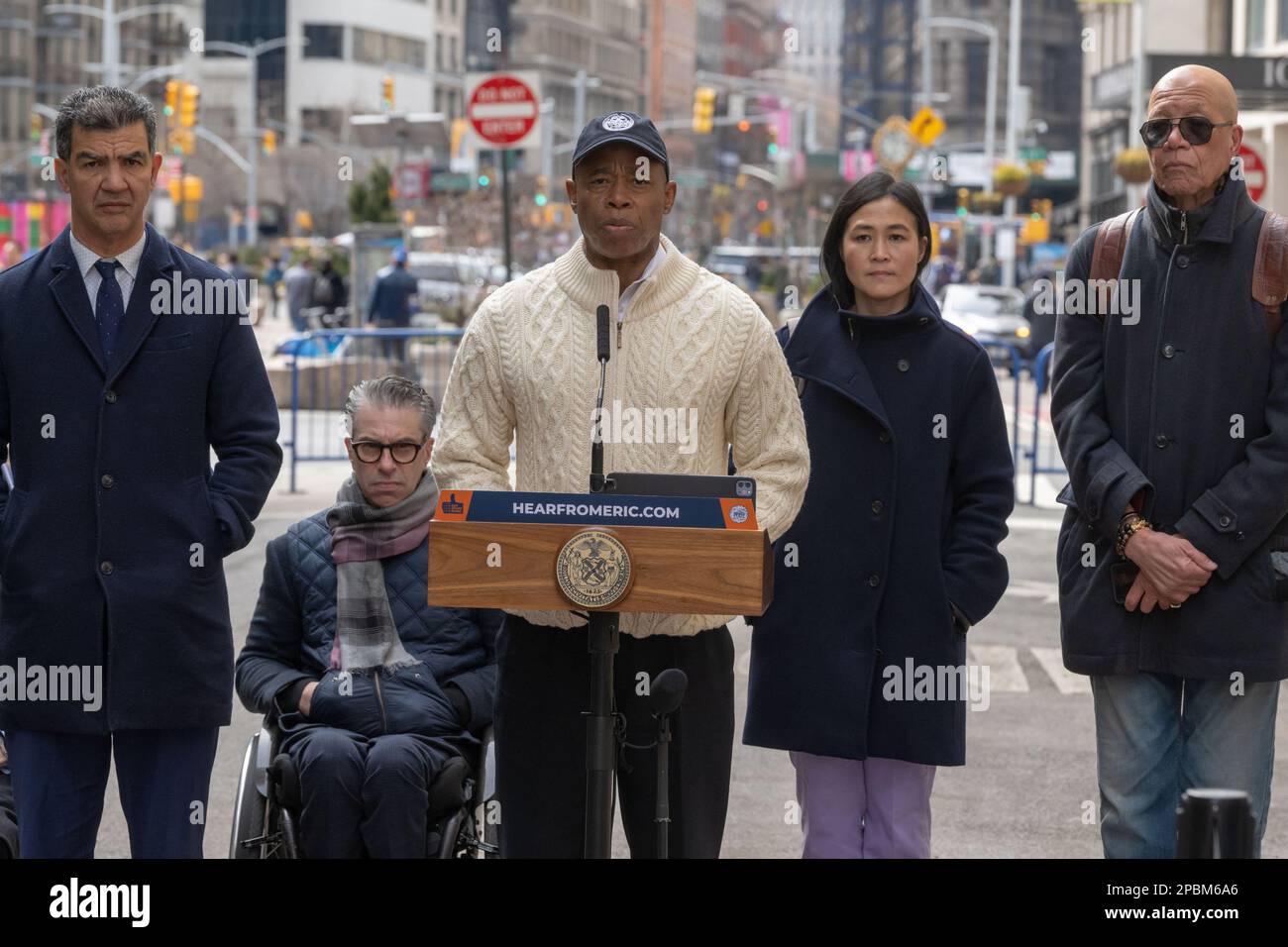 12 mars 2023, New York, New York: (NOUVEAU) le maire Adams lance Une nouvelle phase de la « vision de Broadway ». 12 mars 2023, New York, New York, États-Unis : Le maire de New York, Eric Adams, en présence du commissaire du ministère des Transports de la ville de New York, Ydanis Rodriguez, du congressiste Jerry Nadler, Emily Weidenhoff et James Mettham, s'exprime lors du lancement d'une construction sur une nouvelle phase du plan « Broadway Vision » de l'administration, Qui créera de nouveaux espaces publics et rendra les rues plus sûres entre Madison Square et Herald Square à Manhattan le dimanche (12) à New York. Le maire Banque D'Images