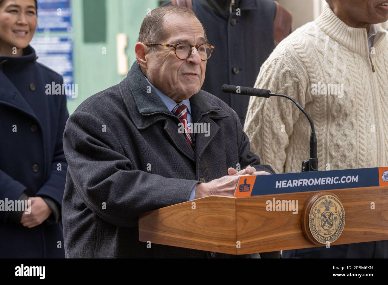 New York, États-Unis. 12th mars 2023. Le congressiste Jerry Nadler s'exprime lors d'un coup d'envoi du programme « Vision de Broadway » de l'administration à New York. Le maire de New York, Eric Adams, et le commissaire du ministère des Transports de la ville de New York, Ydanis Rodriguez, ont lancé la construction d'une nouvelle phase du plan « Broadway Vision » de l'administration, qui créera de nouveaux espaces publics et rendra les rues plus sûres entre Madison Square et Herald Square à Manhattan. Crédit : SOPA Images Limited/Alamy Live News Banque D'Images