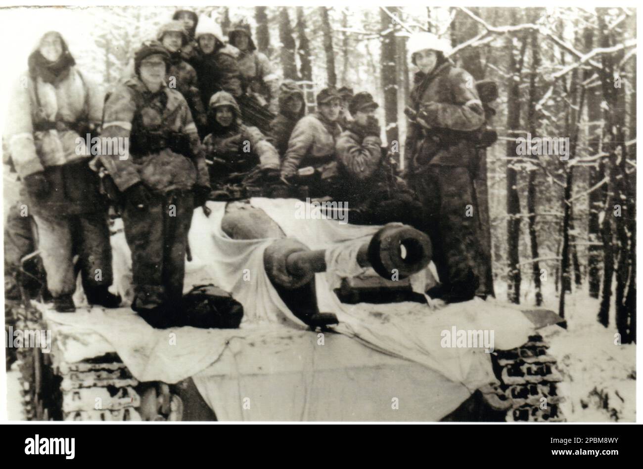 Photo B&W de la Seconde Guerre mondiale troupes allemandes vêtements d'hiver épais sur un Sturmgeschuetz (fusil d'assaut) pendant l'offensive des Ardennes 1944/45 Banque D'Images