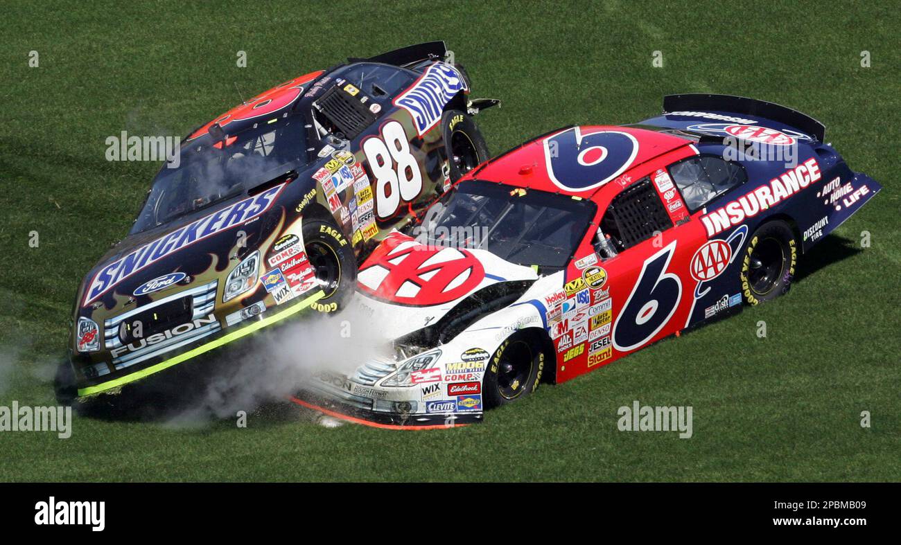 Ricky Rudd (88) and David Ragan (6) crash in the infield during the NASCAR Nextel Cup Samsung 500 auto race at the Texas Motor Speedway in Fort Worth, Texas, Sunday, April 15, 2007. (AP Photo/LM Otero) Banque D'Images