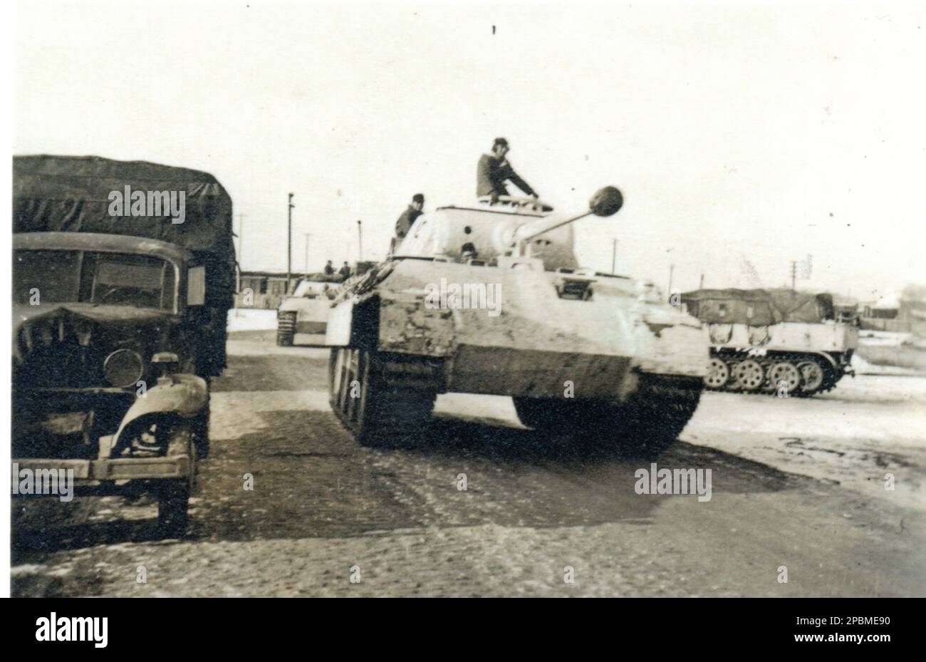 Photo de la deuxième Guerre mondiale B&W Tank Panther allemand en camouflage de neige sur le front de l'est 1944 Banque D'Images