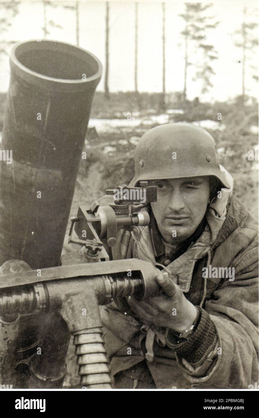 Photo de la Seconde Guerre mondiale B&W sites de soldats allemands a 120mm Mortar à l'hiver 1943/44 Banque D'Images