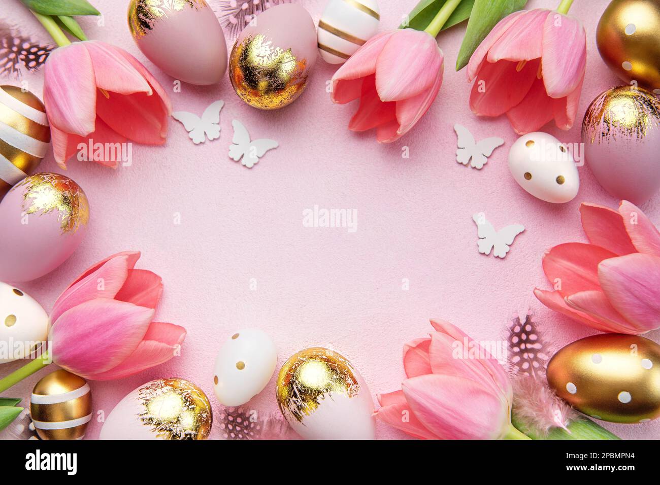 Bonne carte de vœux de pâques. Bouquet de tulipes roses et oeuf de Pâques sur fond rose. Espace pour le texte Banque D'Images