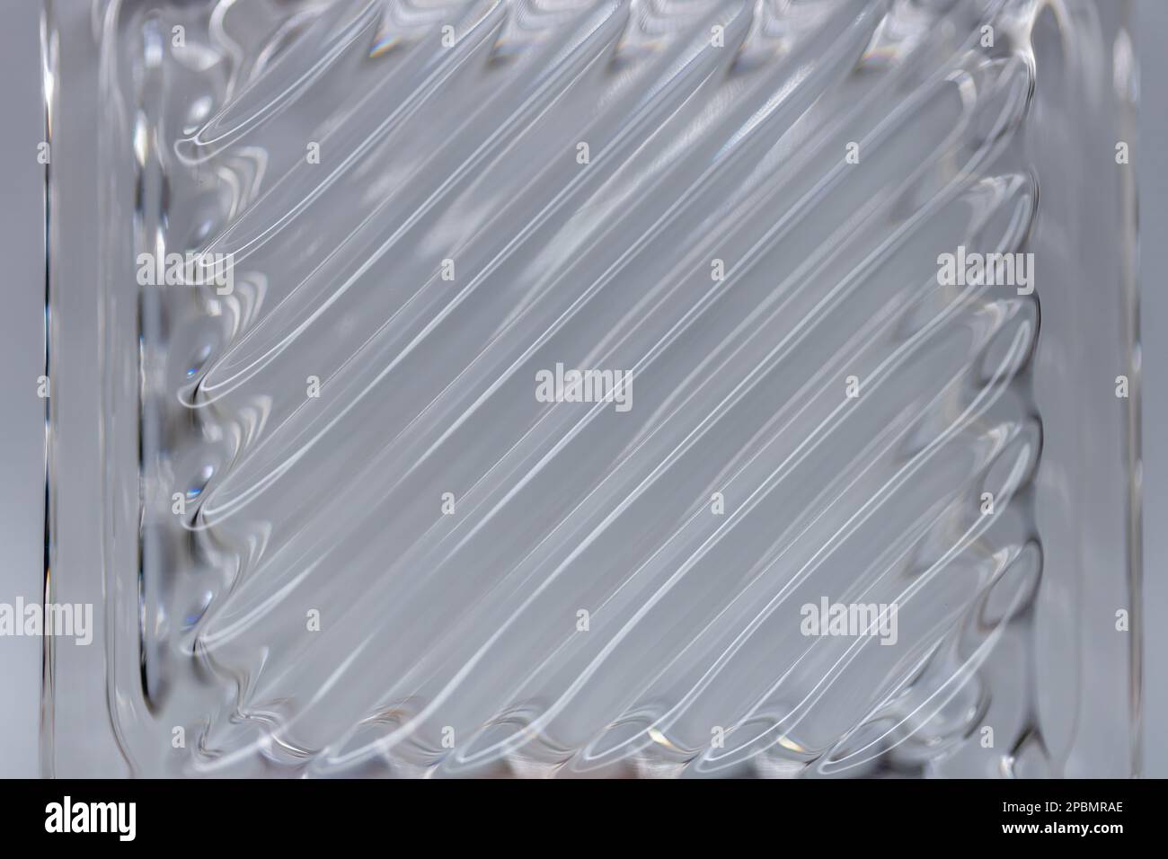 Vue d'arrière-plan de texture macro abstraite défoquée d'une belle surface moderne en verre de cristal de plomb avec des lignes diagonales chatoyantes Banque D'Images