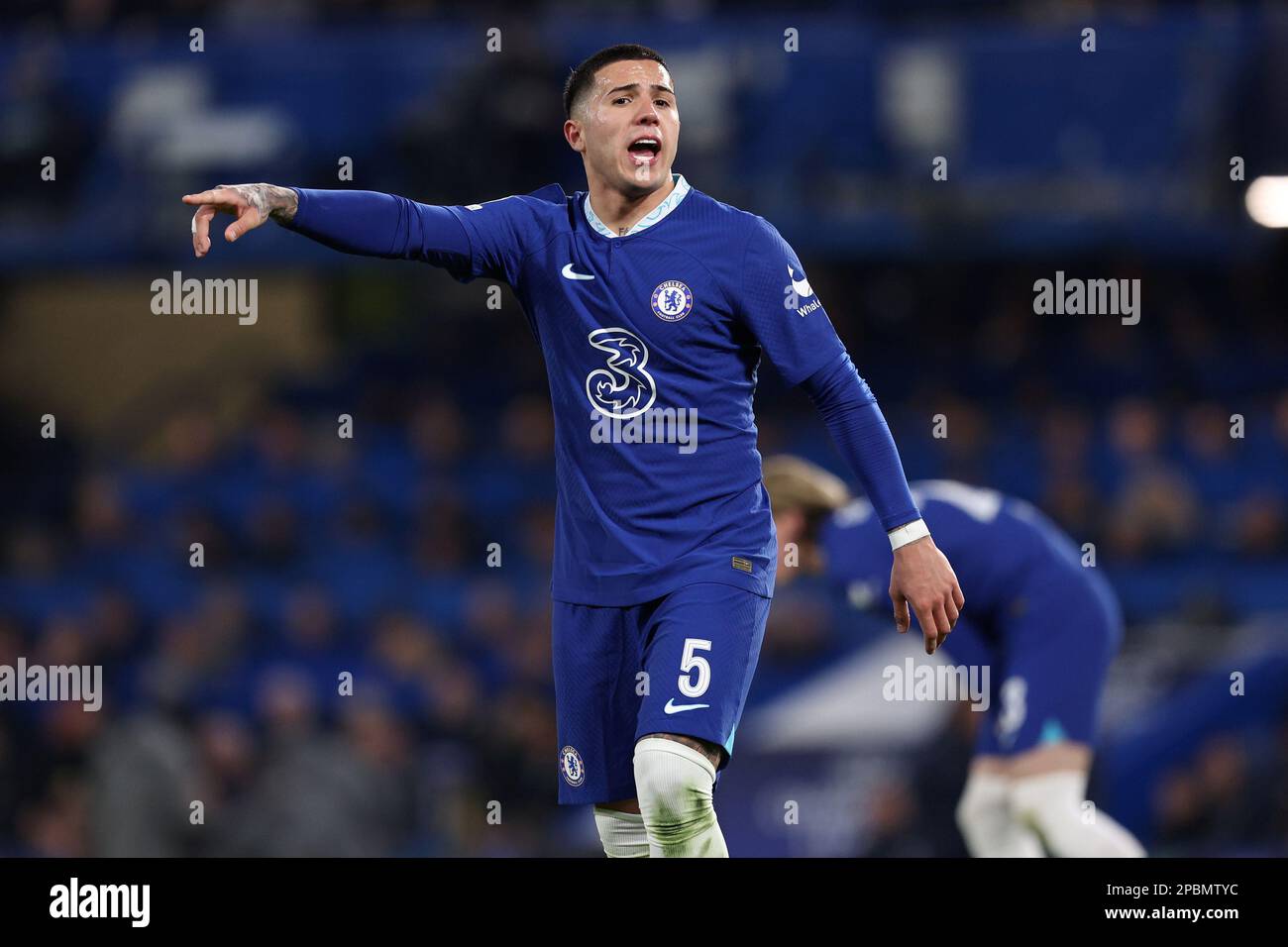 Stamford Bridge, Londres, Royaume-Uni, 07 mars 2023, Enzo Fernandez de Chelsea FC gestes pendant Chelsea FC vs Borussia Dortmund - UEFA Champions League football match Banque D'Images