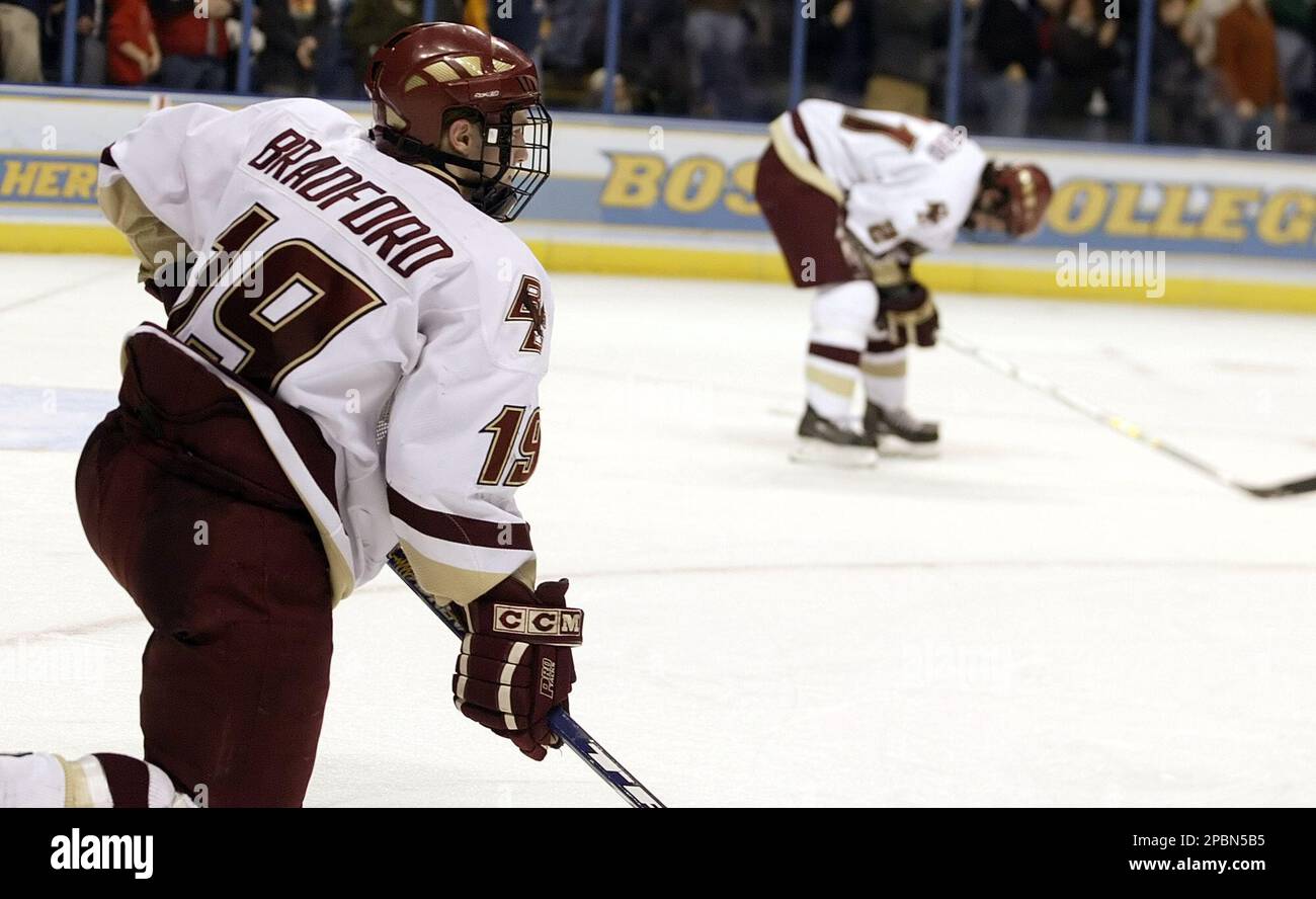 Boston College's Brock Bradford (19) and Anthony Aiello are stunned after losing to Michigan State in the championship game of the 2007 NCAA Men's Frozen Four hockey championships in St. Louis. Michigan State came back to beat Boston College 3-1 to take the National Title.(AP Photo/Tom Gannam) Banque D'Images