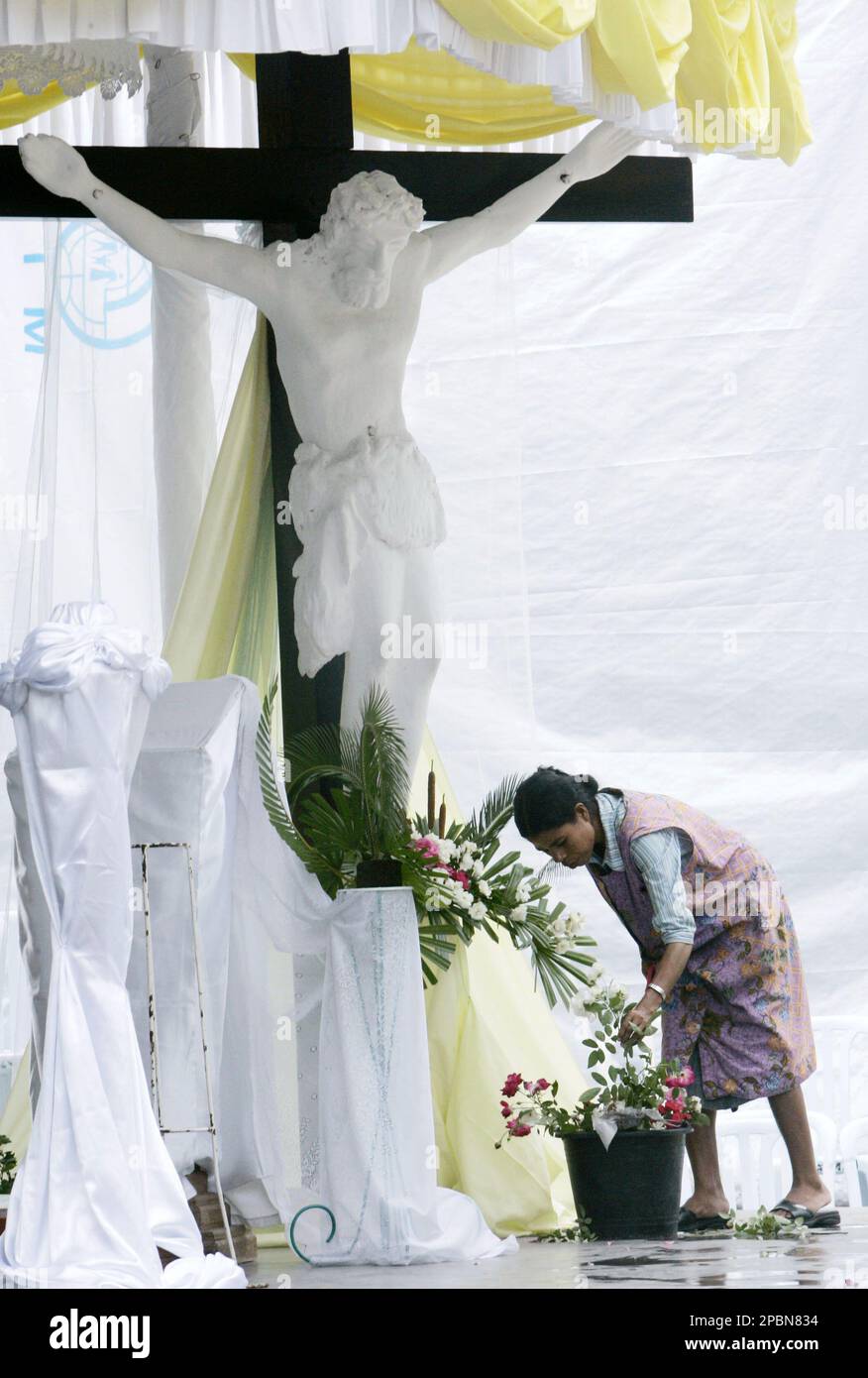 An East Timorese woman decorates a church for Easter Saturday April 7, 2007, in Dili, East Timor's capital. When East Timor picks a new president on Monday, voters hope to end a year of violence and instability that threatened to plunge one of the world's youngest and poorest nations into civil war. (AP Photo/Ed Wray) Banque D'Images