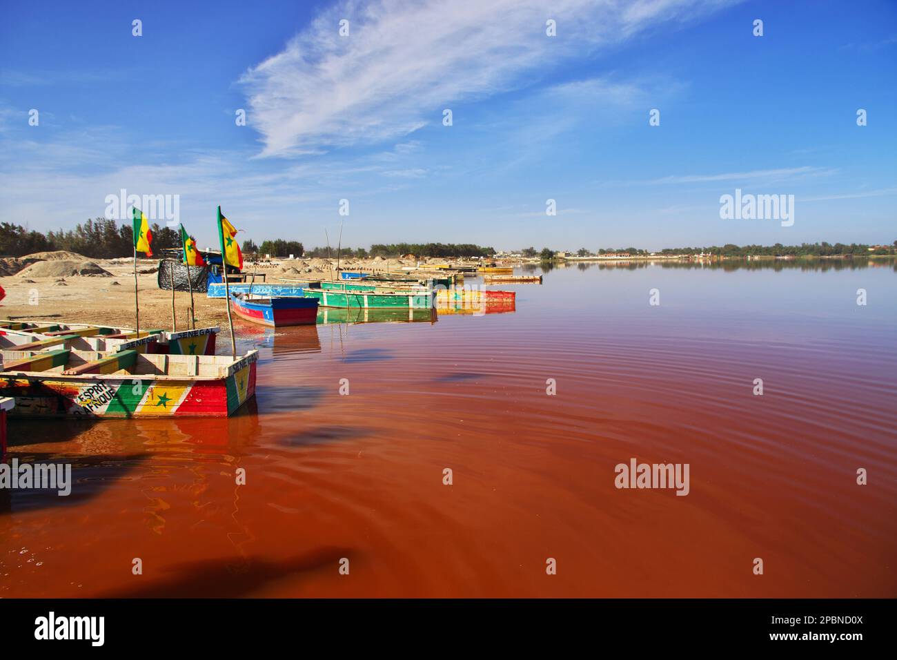 Bateau dans le lac Retba, Lac rose près de Dakar, Sénégal, Afrique de l'Ouest Banque D'Images